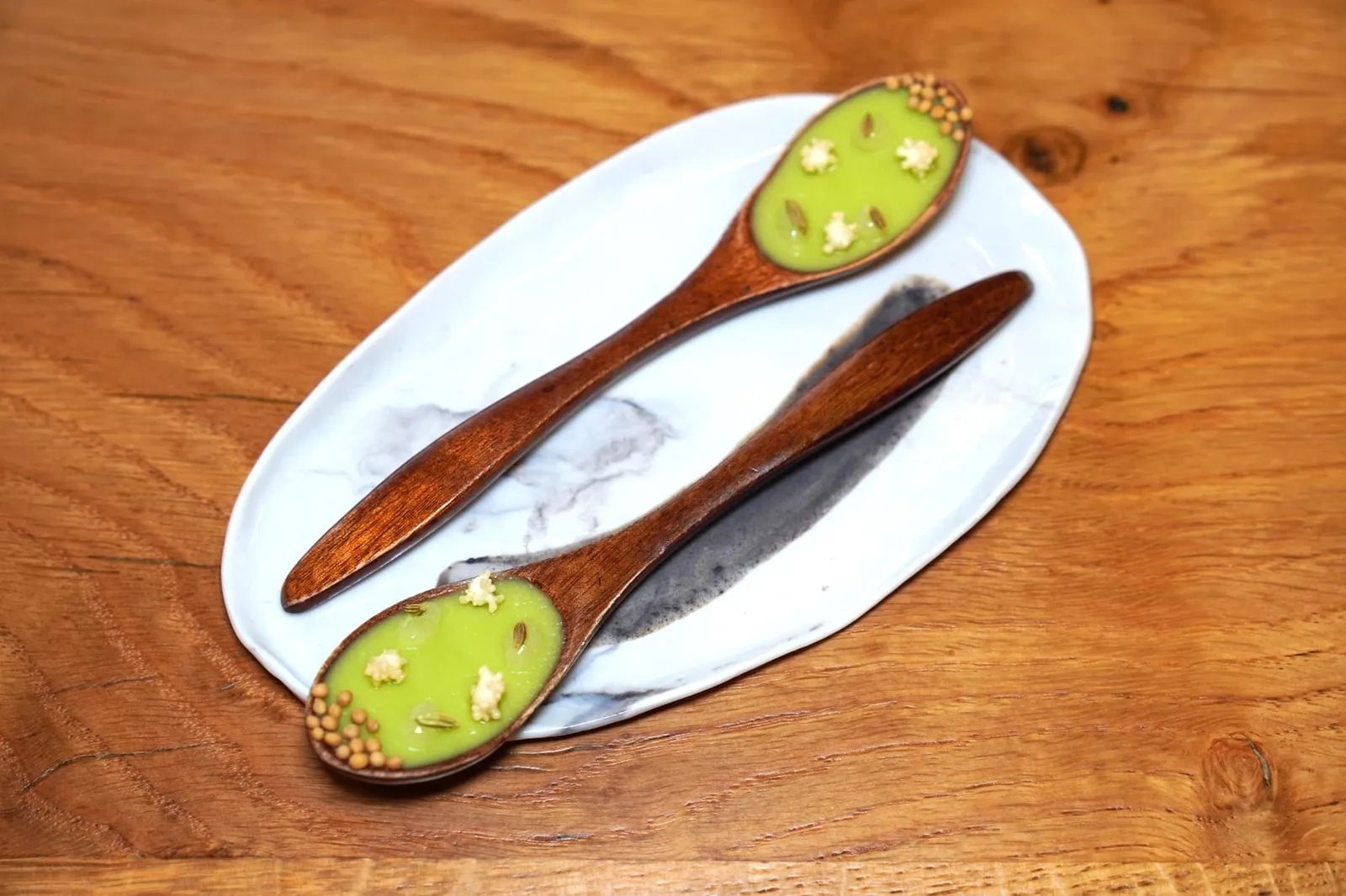 Avocat, perle de gingembre, fenouil, graines de moutarde อโวคาโดจับคู่กับความสดชื่นของเฟนเนล ตรงปลายช้อนคือเมล็ดมัสตาร์ดตัดด้วยอโรมาของขิง (19/20)