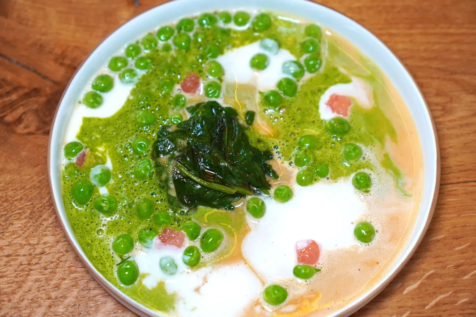 Petit pois-pamplemousse , épinard-gingembre, topinambour, lait de choux fleurs, émulsion thé vert fumé จานนี้คือถั่วเสิร์ฟมาคู่กับ Smoked Green Tea Emulsion มีกลิ่นหอมของชาเชียวเบา ๆ โดยไม่ติดรสขมมามากนัก ตรงกลางคือผักโขมที่มีอโรมาของขิง แก่นตะวัน และองค์ประกอบสีขาวรอบ ๆ คือน้ำนมกะหล่ำดอกนั่นเอง (17/20)