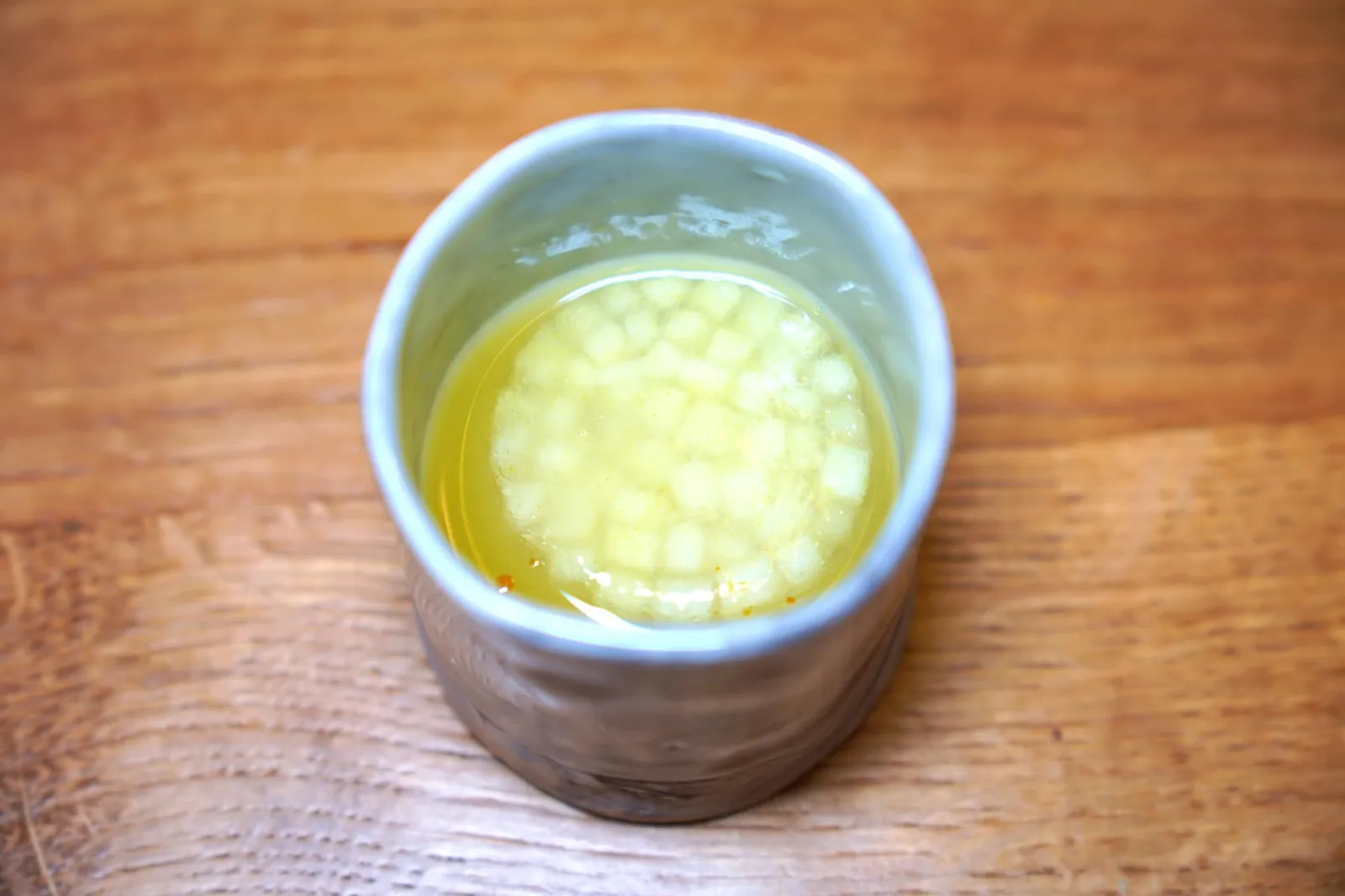 Palet glacé pomme, eau de verveine au curry vert, spray de gin ของหวานจานที่ดีที่สุดต้องยกให้กับ Sage Ice Cube ตรงกลางเพิ่มมิติความกรอบด้วยชิ้นแอปเปิ้ลเขียว จากนั้นพนักงานจะพ่นสเปรย์ของ Gin และ Citrus ลงไป จานนี้จบด้วยการเทราดน้ำสีเขียวที่ผสมผสานรสชาติของแกงเขียวหวานแบบไทยเข้ากับความหอมของ Verbena จนออกมาเป็นอาหารหวานที่มีรสชาติอันแสนน่าประทับใจ (19/20)