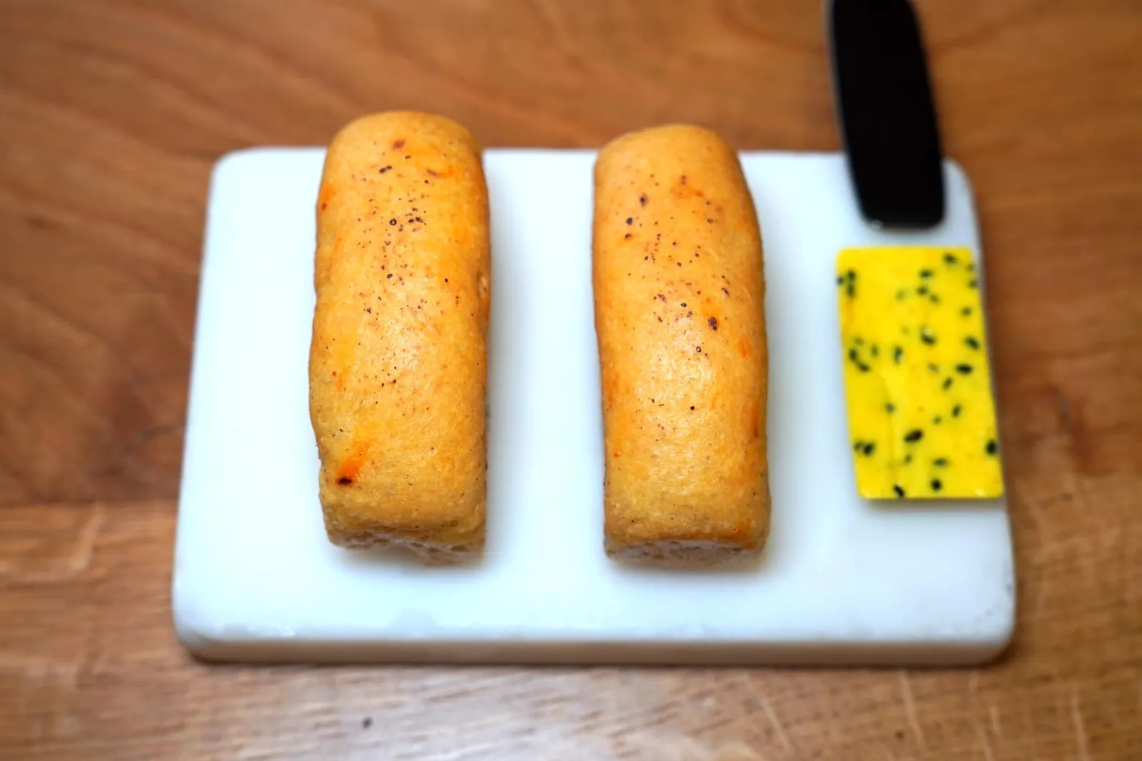 Focaccia au beurre noisette, piment d’Espelette-réglisse, beurre Nigelle et épices จากนั้นพนักงานจะนำเสิร์ฟขนมปังชนิดที่ 2 คือ Foccaccia กับเนย Hazelnut Butter ข้างกันคือ Nigella Butter ผสมผสานกับเครื่องเทศต่าง ๆ
