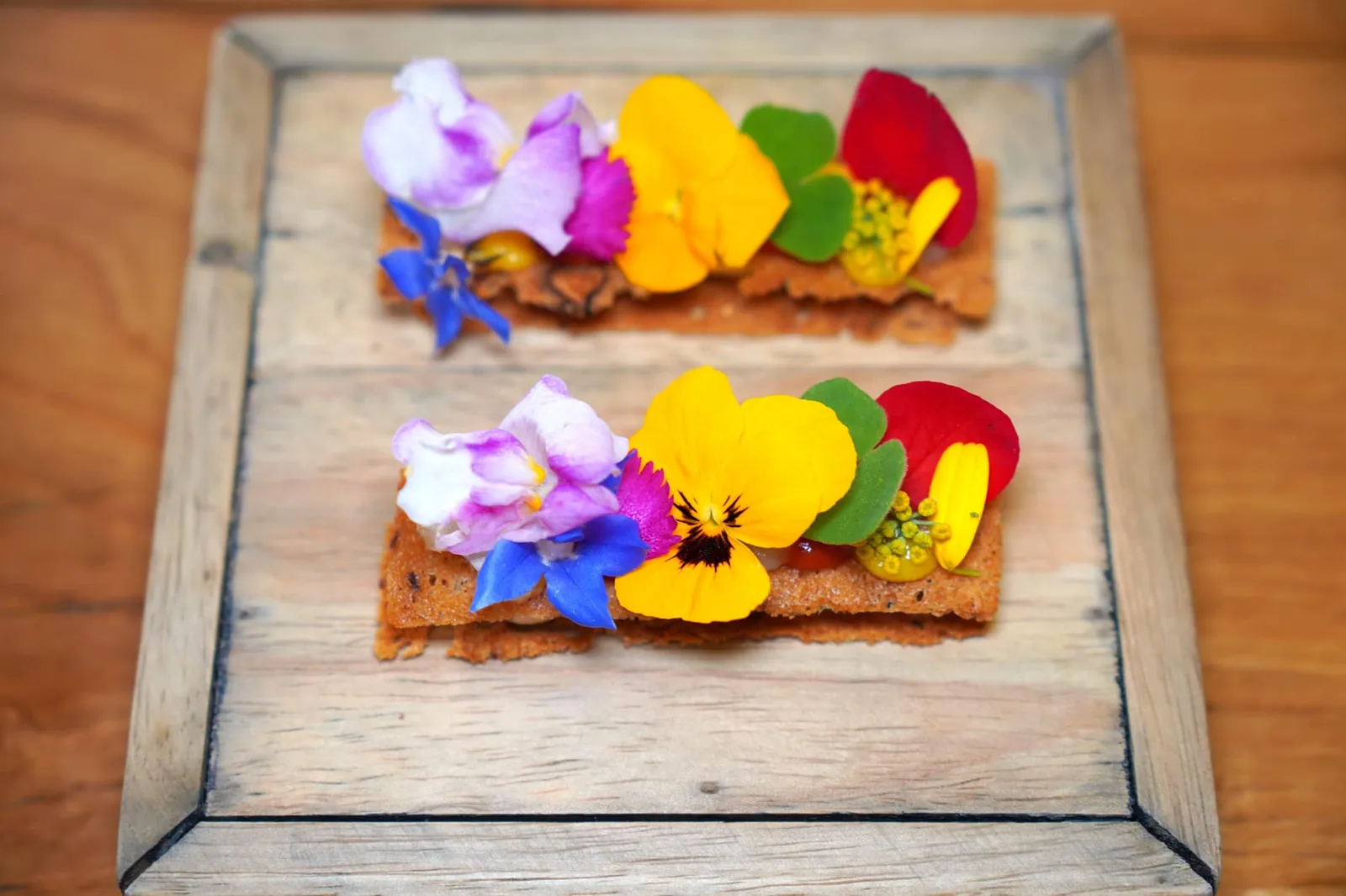 Biscotte végétale, pommade herbacée-iodée, fleur de l'instant Vegetable Crisp Bread มีลักษณะเป็นแป่นกรอบท็อปด้านบนด้วย Flower of The Moment ตามฤดูกาลที่มีเนื้อสัมผัสแตกต่างกันเชื่อมอโรมาด้วยน้ำมันสมุนไพรต่าง ๆ ตรงกลางคือครีมสีขาวทำมาจาก Fresh Cheese, Tobiko รวมไปถึงสมุนไพรและเครื่องเทศต่าง ๆ นั่นเอง (18/20)