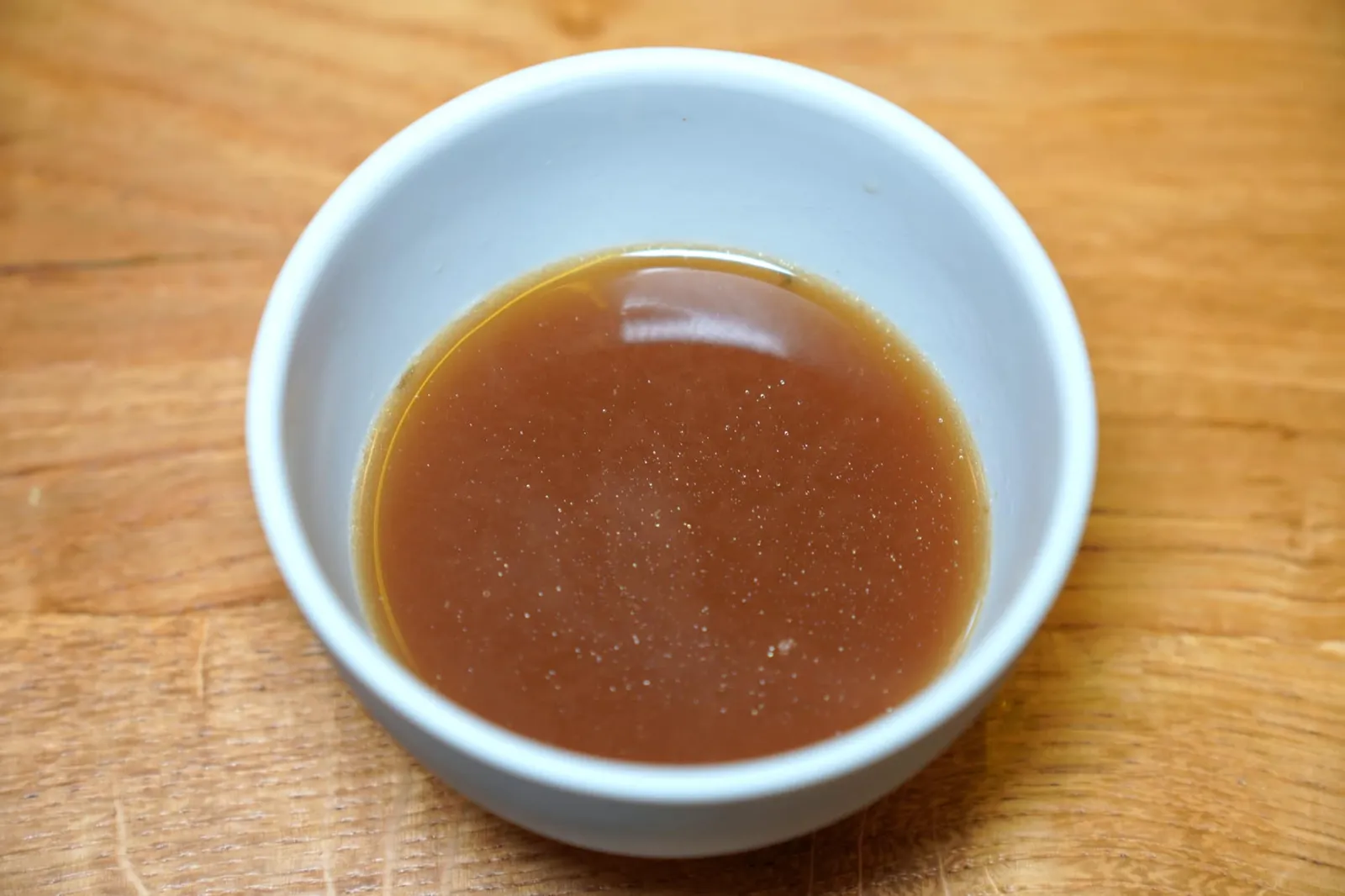 Consommé de volaille infusé aux coquilles d’huîtres, dulce et écorces d'agrumes brûlées Consommé นำเสนอมาในถ้วยขนาดจิ๋ว (17/20)