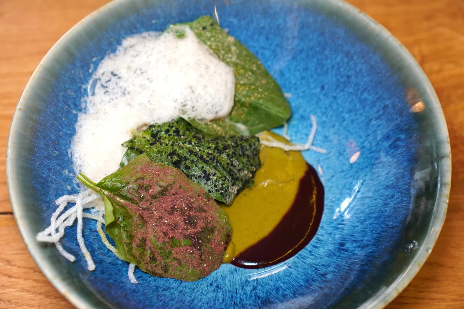 Épinard, vermicelles au curry, jus vert saté, jus de betterave ใบผักโขมอ่อนจับคู่กับความกรึบของวุ้นเส้นและอโรมาของแกง บาลานซ์ด้วย Earthy Aroma ของ Mushroom Emulsion ส่วนน้ำซอสสีเขียวคือ Green Satay Sauce และองค์ประกอบสีแดงคือ Beetroot Jus นั่นเอง (17/20)