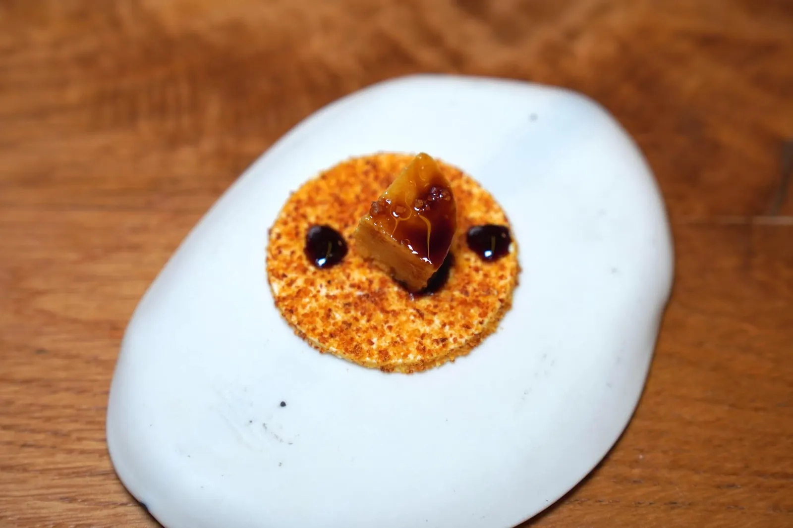Maïs givré, balsamique 25 ans, meringue maïs fumé grillé แผ่นเมอแรงก์ข้าวโพดย่างจับคู่กับซอร์เบท์ข้าวโพดหอม ๆ ตัดด้วยความหวานละมุนของน้ำส้มสายชูบัลซามิคที่หมักนานถึง 25 ปี (19/20)