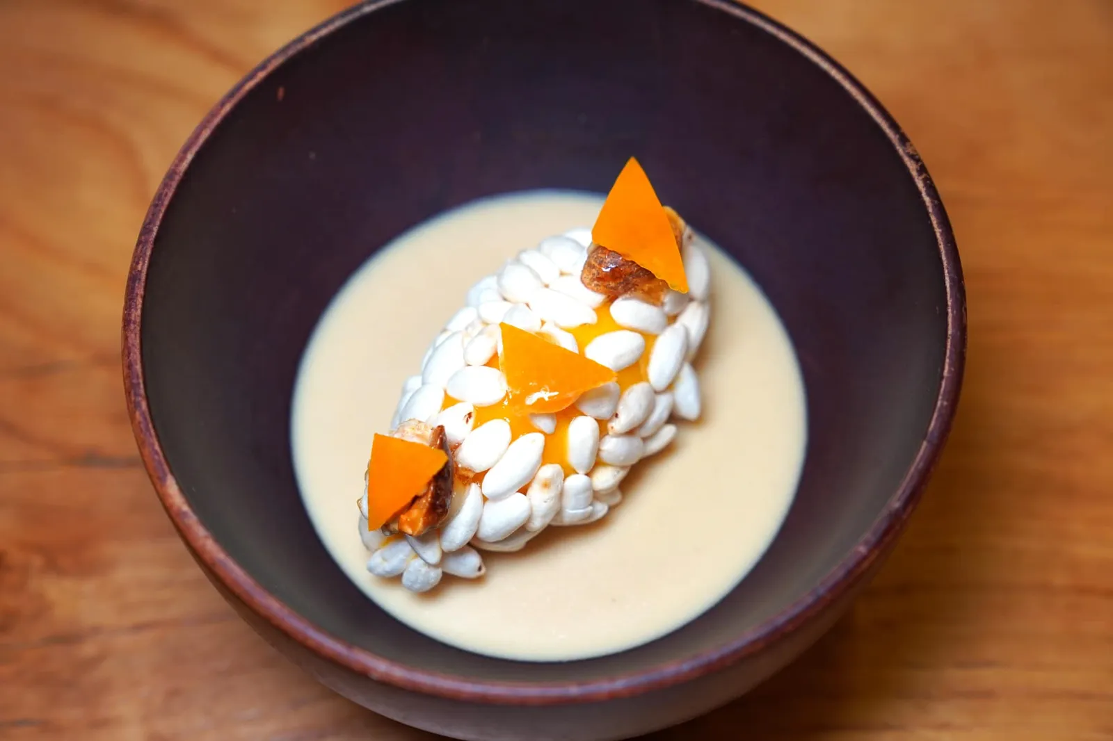 Banane fermentée, riz soufflé, cacahuète sucrée, kumquat ของหวานจานนี้เชฟตั้งใจสื่อถึงประสบการณ์ในวัยเด็กสมัยที่อยู่ในประเทศคองโก องค์ประกอบตรงกลางคือซอร์เบท์มะม่วงสุกหวานหอมล้อมรอบด้วย Puffed Rice กรอบ ๆ ซอสรอบ ๆ ทำมาจากน้ำนมกล้วยหมัก เพิ่มมิติทางเนื้อสัมผัสด้วย Nougat ยังมีเมล็ดถั่วลิสงและ Kumquat ซิตรัสด้านบน (19/20)