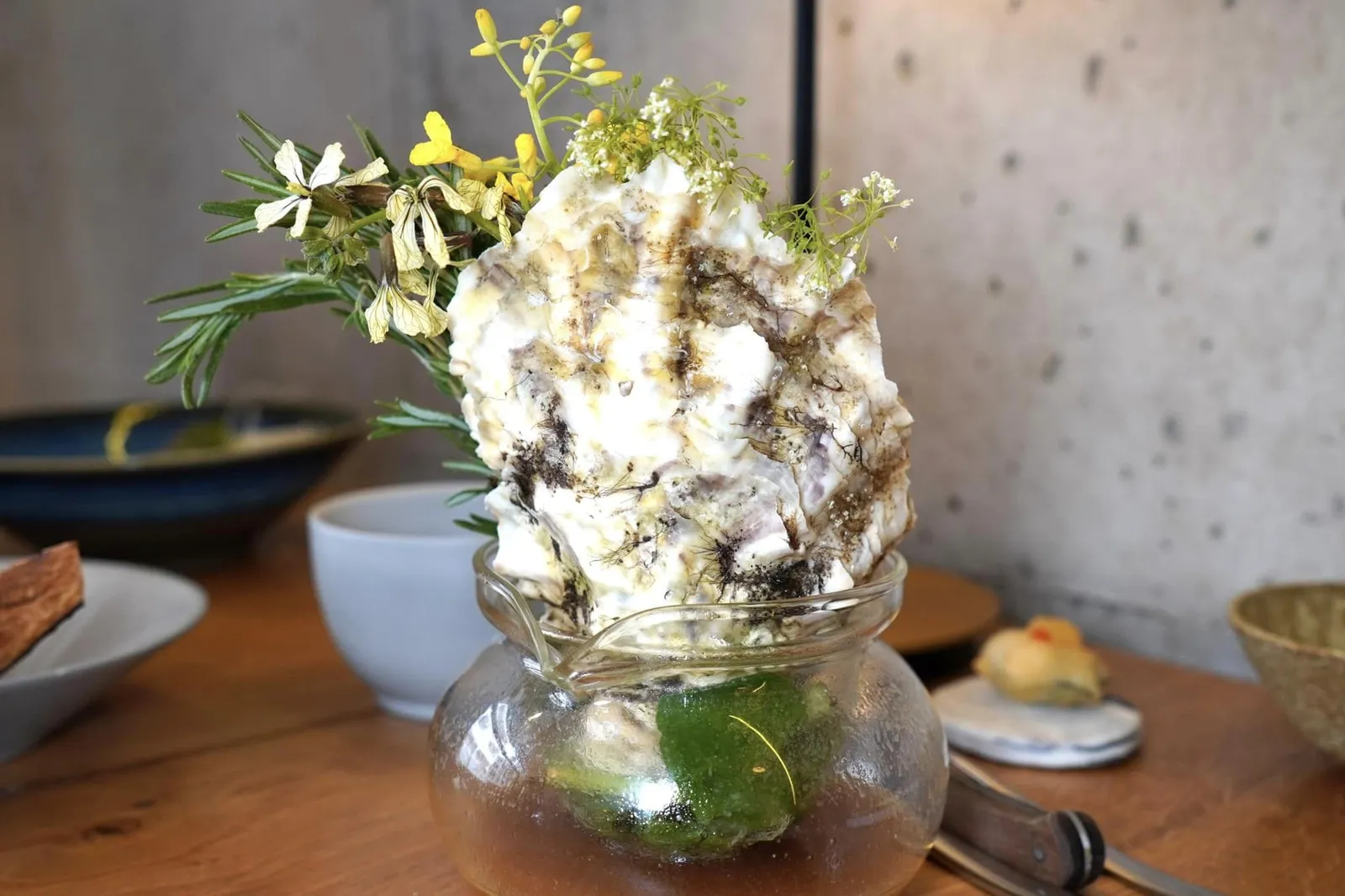 Consommé de volaille infusé aux coquilles d’huîtres, dulce et écorces d'agrumes brûlées Consommé หรือน้ำซุปใสที่เชฟเตรียมมาจากน้ำสต๊อกไก่แล้ว Infused ด้วยเปลือกหอยนางรมช่วยเพิ่มกลิ่นอายความเป็นทะเลและเปลือกส้มให้อโรมาหอม ๆ ของพริกและน้ำส้มสายชูสูตรเฉพาะได้อย่างพอเหมาะ (17/20)