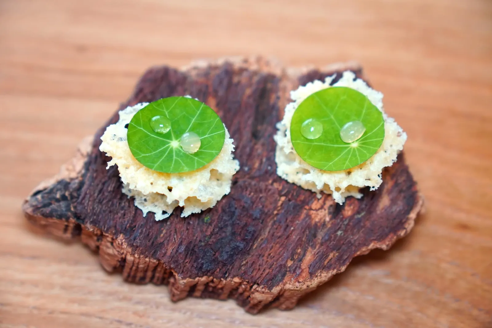 Parmesan, pistache, grenade et aloe vera แผ่นกรอบที่ผสมผสานรสชาติของชีส Parmigiano Reggiano เข้ากับถั่วพิสตาชิโอ้และเมล็ดทับทิมเสริมด้วยความละมุนของว่านหางจระเข้ให้รสชาติที่แปลกและแตกต่าง (17/20)
