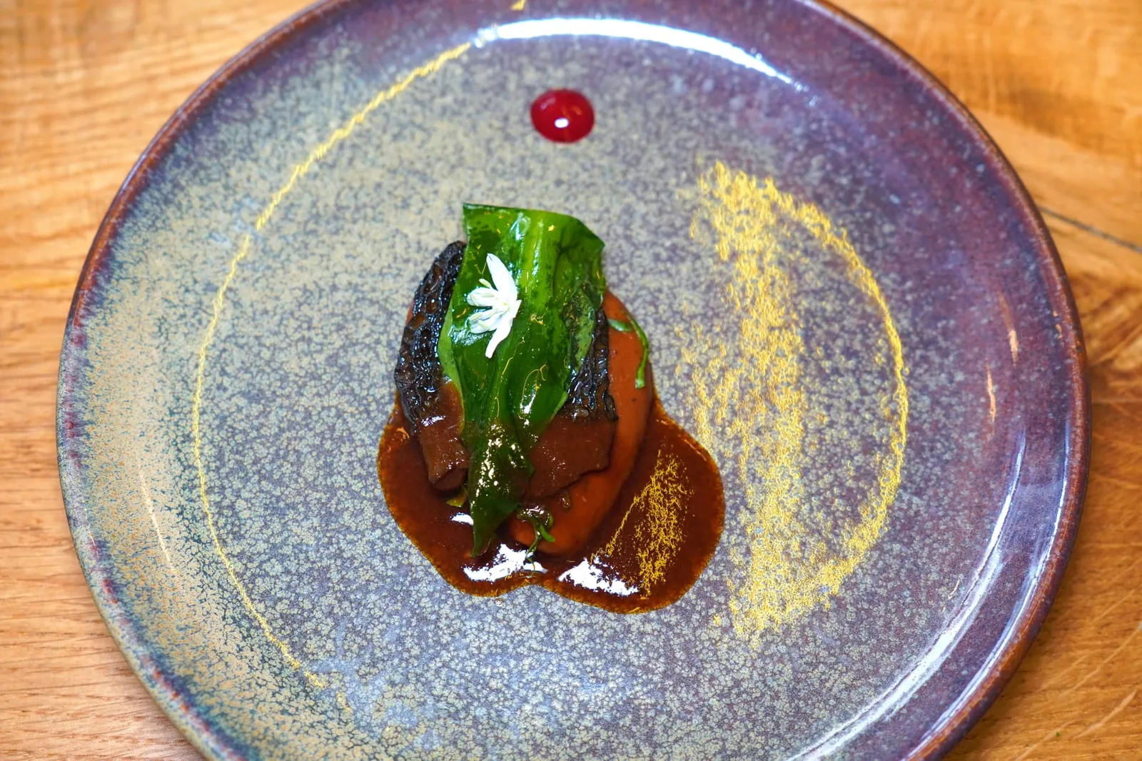 Morille, sucs d’oignons, ail des ours, framboise-harissa, jus de canard-poivre verveine เห็ด Morel จับคู่กับความหวานของหัวหอมใหญ่ หยดสีแดงข้าง ๆ ทำมาจากราสเบอร์รี่และ Harissa ให้รสชาติเปรี้ยวและเผ็ดร้อนทั้งยังมีองค์ประกอบของใบและดอกกระเทียมท็อปอยู่ด้านบนอีกด้วย จากนั้นพนักงานจะเทราดซอส Duck Jus ที่มีอโรมาหอม ๆ ของ Verbenaและพริกไทยลงไปในจาน (17/20)