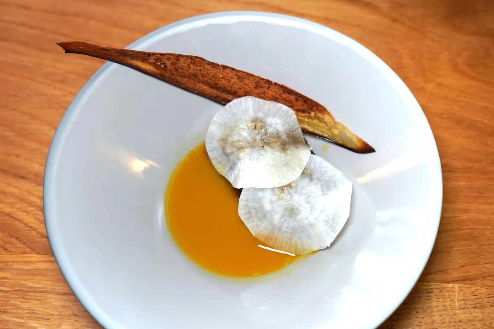 Aubergine, pommade épices et noix de cajou, fruit de la passion มะเขือนุ่ม ๆ เสริมด้วยน้ำมันสกัดจากเมล็ดมะม่วงหิมพานต์และเครื่องเทศ ส่วนรสชาตินั้นได้มาจากความเปรี้ยวของเสาวรส (17/20)