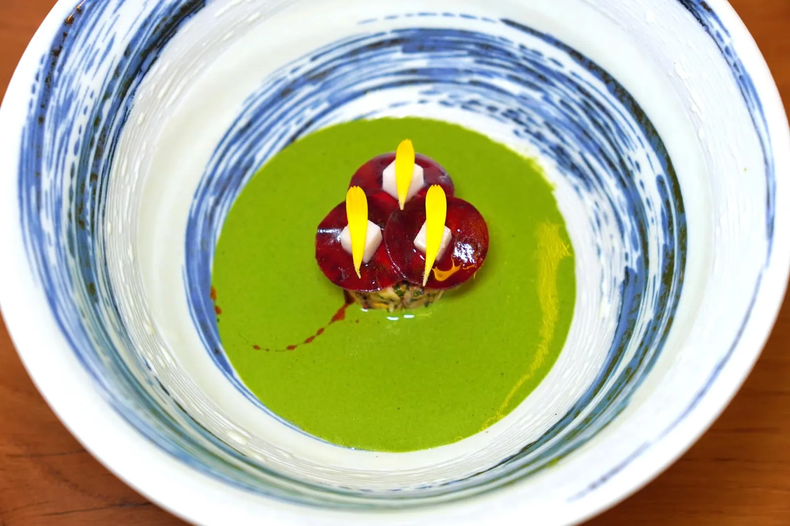 Moules, maquereau, hareng, noix de coco, condiment mojito estragon et jus vert จากนั้นแต่งแต้มรสชาติและกลิ่นด้วย Tarragon Mojito Condiment และ Green Juice ที่เตรียมมาจากผัก Arugula และ Diplotaxis Milk หรือน้ำนมของ White Mustard (18/20)