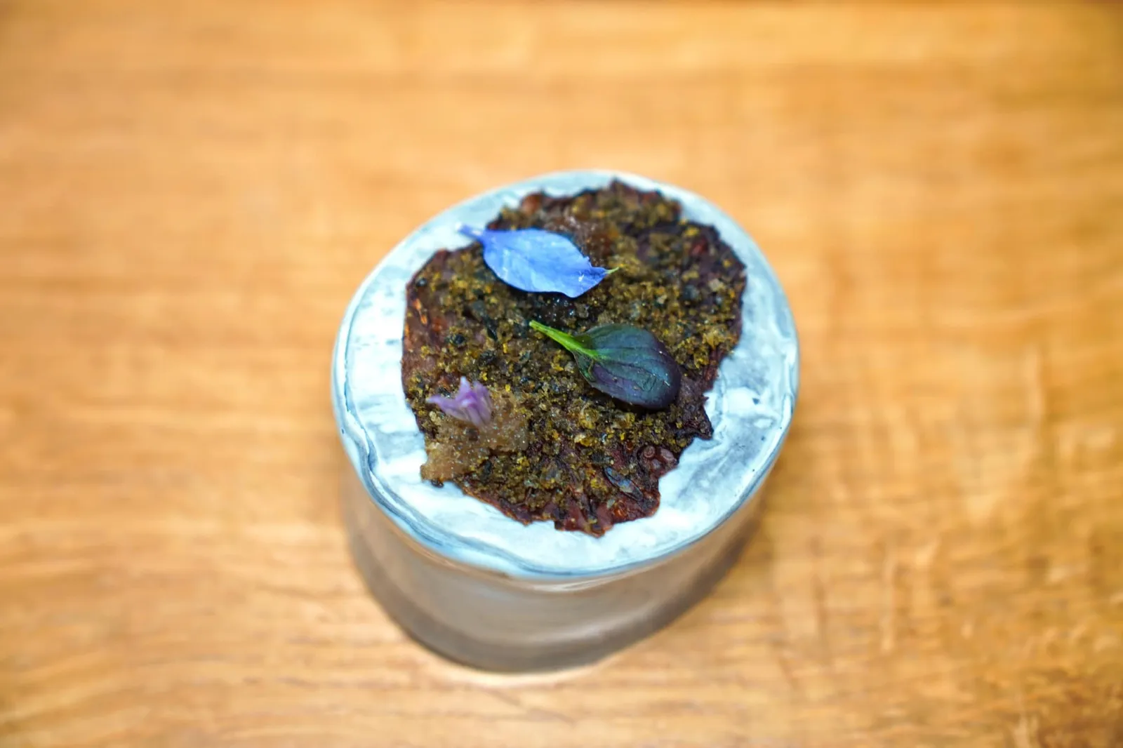 Chou cristallisé safran, poutargue de caviar, condiment gingembre ถัดมาคือแผ่น Crystallized Cabbage มีลักษณะเป็นกะหล่ำปลีกรอบ ๆ หอมอโรมาของแซฟรอน ด้านบนคือ Poutarge Caviar หรือคาเวียร์กลม ๆ ทำมาจากไข่ปลาแห้ง ยังมีองค์ประกอบของขิงช่วยเติมแต่งรสชาติให้มีมิติ (17/20)