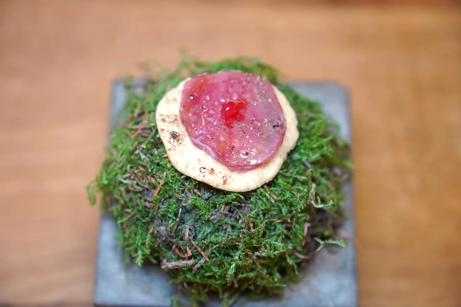 Crousti-Galanga, bœuf en juxtaposition de cuisson, campari เนื้อวัวปรุงมา 2 รูปแบบโดยมีชิ้นหนึ่งที่ผ่านการหมักใน Soy Sauce แล้วท็อปด้านบนด้วย Campari Jelly ด้านล่างรองด้วยแผ่นกรอบทำมาจากข่าให้มิติทางเนื้อสัมผัสที่แตกต่าง (17/20)