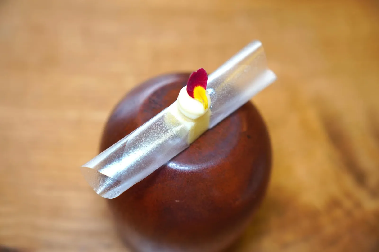 Panais aigre doux, feuille d’amidon, pommade orange pomme verte ถัดมาคือพาสนิปให้รสชาติเปรี้ยวหวานเสิร์ฟมากับแผ่นแป้งมันฝรั่งสีใสละลายในปาก เสริมด้วยรสชาติเปรี้ยวของแอปเปิ้ลเขียวและองค์ประกอบของส้ม (17/20)
