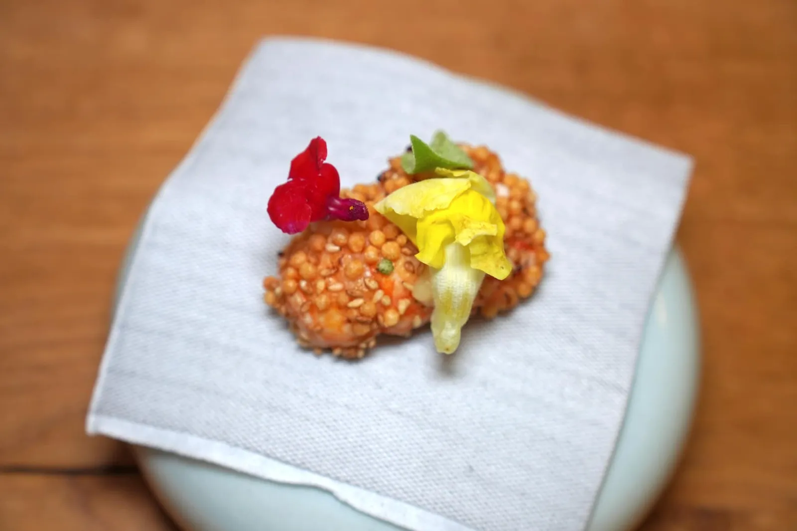 Langoustine avec les doigts, pop corn d’algues, sésame à la bonite, condiment citron géranium คอร์สถัดมาเริ่มต้นด้วยเนื้อกุ้ง Langoustine หวานนุ่มล้อมรอบด้วย Seaweed Popcorn กรอบ ๆ เชฟปรุงรสชาติด้วยงาและ Bonito หรือไข่ปลา ทั้งยังมีรสชาติเปรี้ยวของเลมอนและอโรมาของดอก Geranium อีกด้วย (18/20)