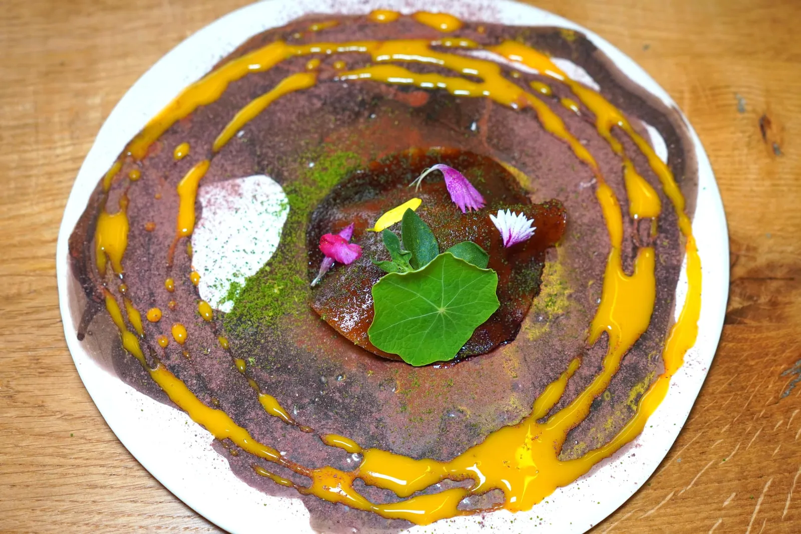 Langoustine, carottes-cumin, voile de manioc, texture végétale, lait de poule นอกจากนี้ยังมีผักหลายชนิดที่ให้เนื้อสัมผัสแตกต่างกันออกไปอีกด้วย ที่โต๊ะพนักงานจะโรยผงสีเขียวที่ได้จากการนำดอกไม้และสมุนไพรหลากหลายชนิดไปปรุงในน้ำทะเล จบด้วยการเทราด Eggnog ที่ได้จากการนำไข่ไปปรุงรสด้วยมิรินและยี่หร่าลงไปรอบ ๆ จาน (18/20)