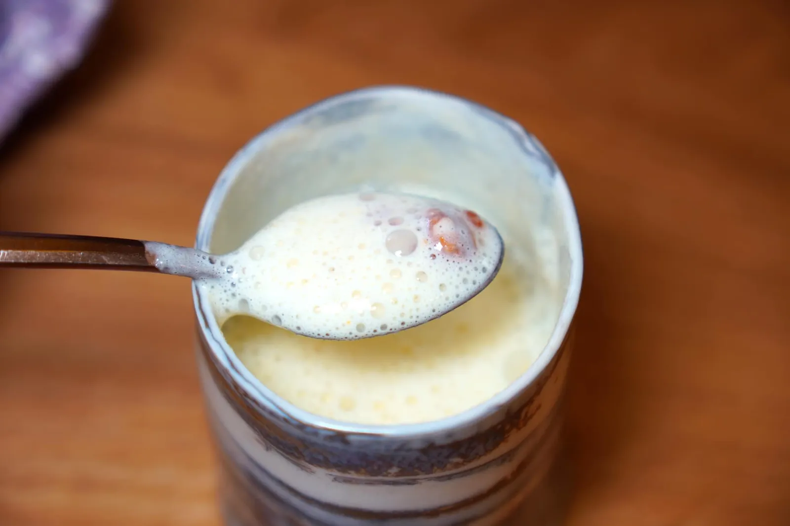 Œufs de truites et saumon sauvage marinés au saké, lait fumé ส่วนองค์ประกอบสีขาวคือ Smoked Milk หรือน้ำนมที่ผ่านการรมควันจนหอม (18/20)