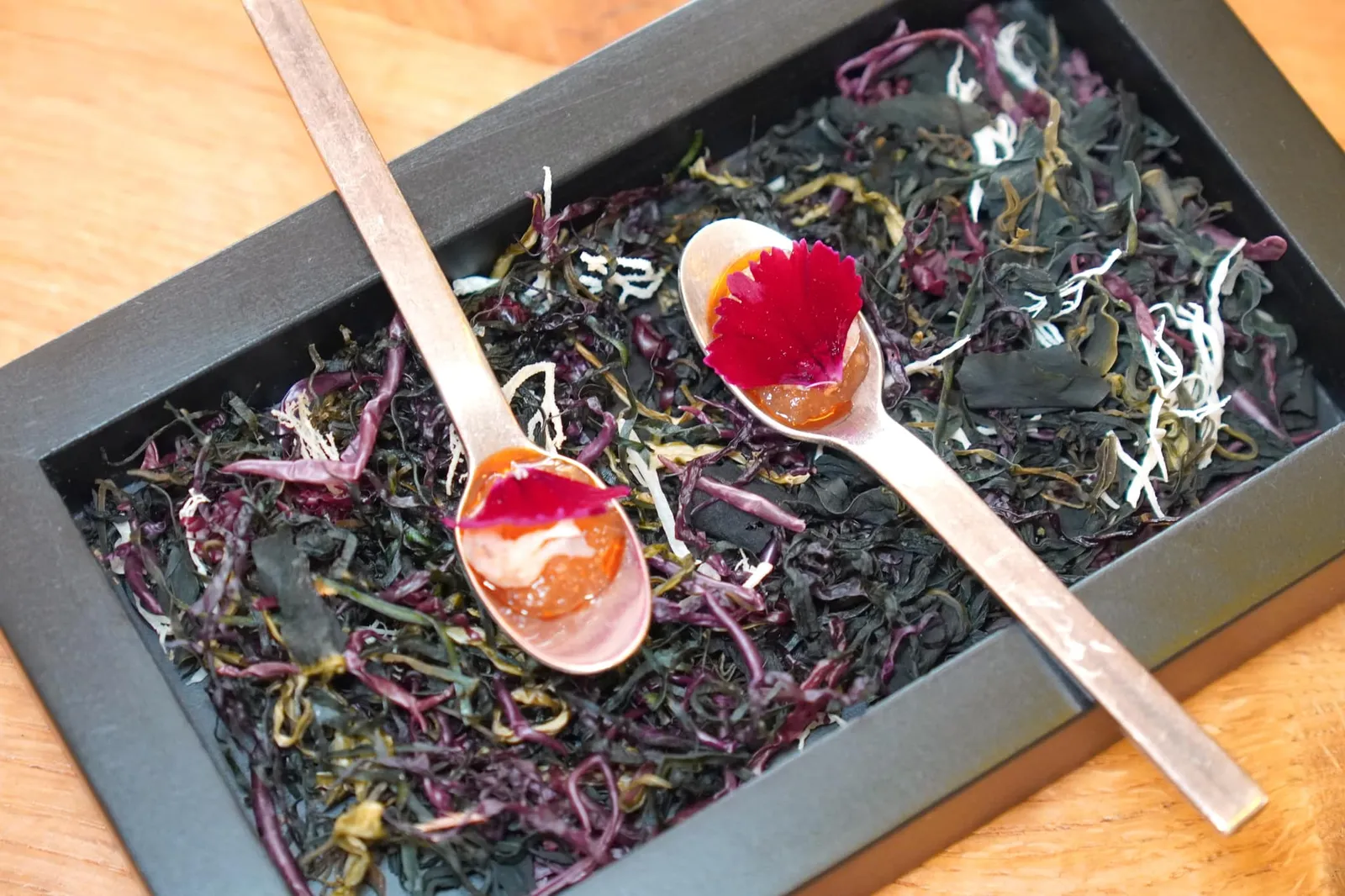 Crevette grise, katsuobushi de têtes, huile de piment vert Grey Shrimp เป็นกุ้งขนาดเล็กที่เชฟจับคู่มากับ Katsuobushi ของญี่ปุ่นเสริมด้วยความหอมของ Green Chili Oil เสิร์ฟมาในช้อนขนาดจิ๋ว (17/20)