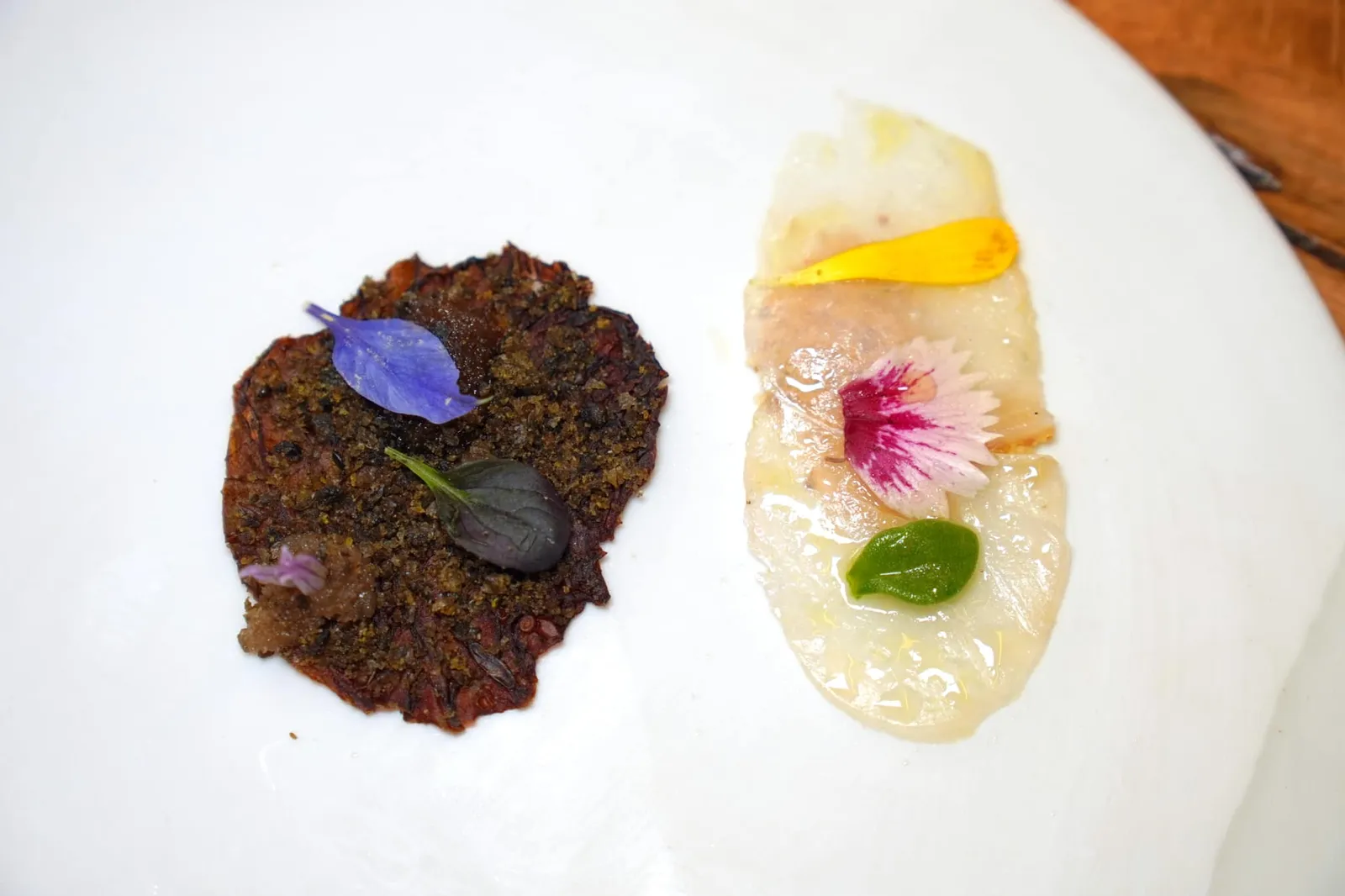 Chou cristallisé safran, poutargue de caviar, condiment gingembre สำหรับสองคอร์สนี้พนักงานแนะนำให้รับประทานคู่กันไปกับเนื้อปลาคอร์สแรก (17/20)