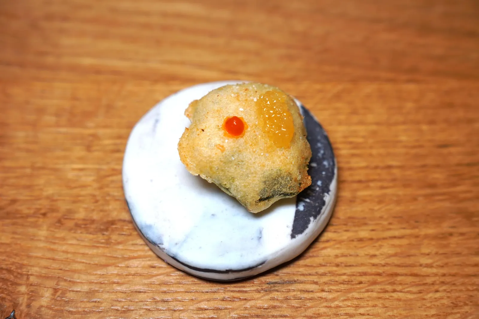 Chénopode en tempura-vodka, œuf de brochet fumé, piment, poussière de carapace ผัก Goosefoot ชุบแป้งทอดแบบเทมปุระ ด้านบนท็อปด้วยไข่ปลา Pike รมควันและองค์ประกอบสีส้มทำมาจากพริก (17/20)