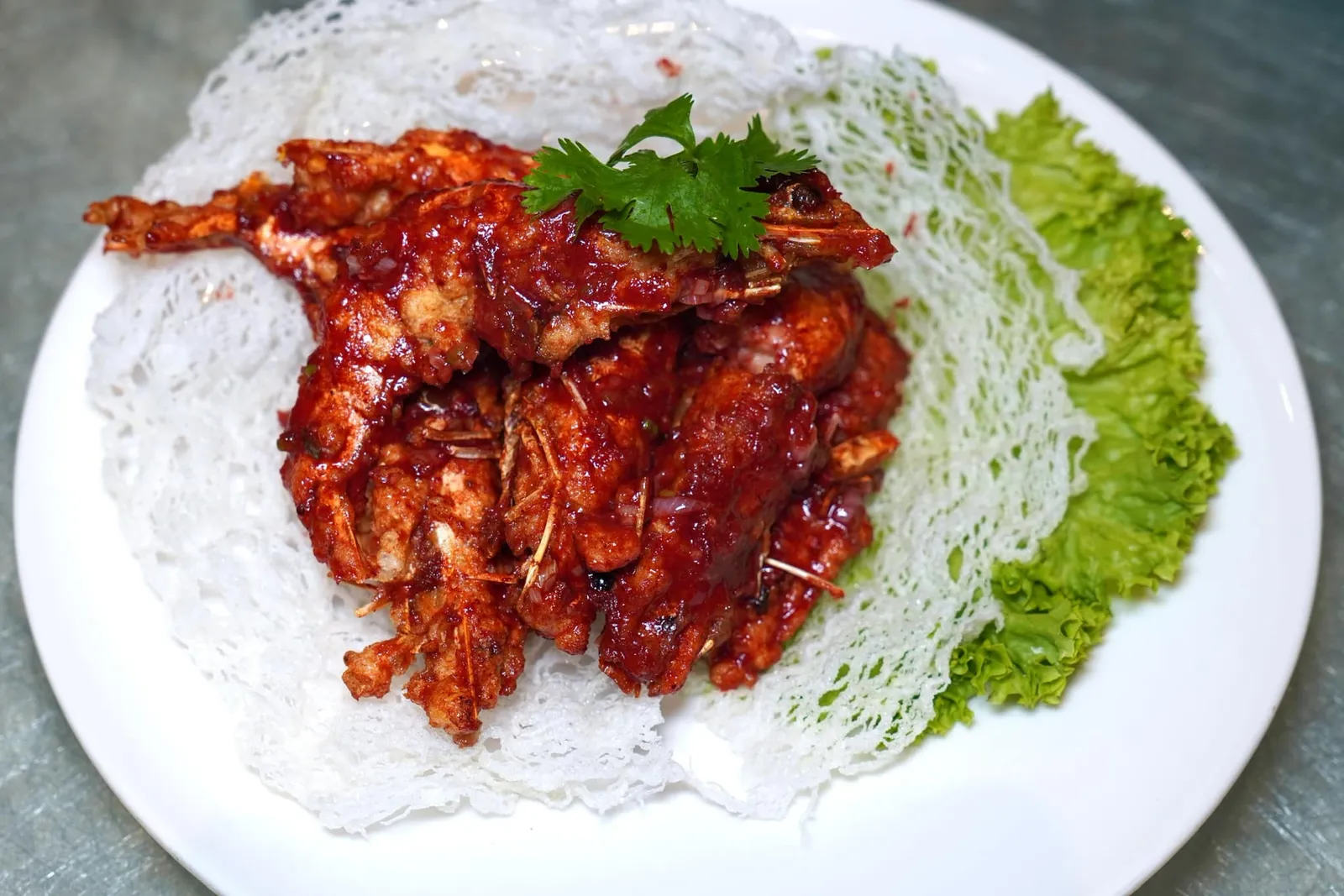 福州风味红糟虾 (22.8 SGD++) Deep-Fried Prawns with Fermented Red Rice Wine เช่นกันกับจานที่แล้วนี่คือ 1 ใน 10 เมนูพื้นบ้าน Signature Dish ของมณฑล Fujian ที่เชฟนำกุ้งลงไปทอดทั้งเปลือกโดยมีสีแดงจากไวน์ข้าวหมัก กุ้งทุกตัวรับประทานได้แบบทั้งเปลือก (หรือจะแกะก็ได้ตามใจชอบเพราะเชฟผ่าหลังมาให้แล้ว) ผิวด้านนอกกรอบในขณะที่เนื้อสัมผัสตรงกลางยังคงฉ่ำนุ่มเคล้ากันไปกับกลิ่นหอม ๆ ของไวน์ข้าวหมักนั่นเอง (14/20)