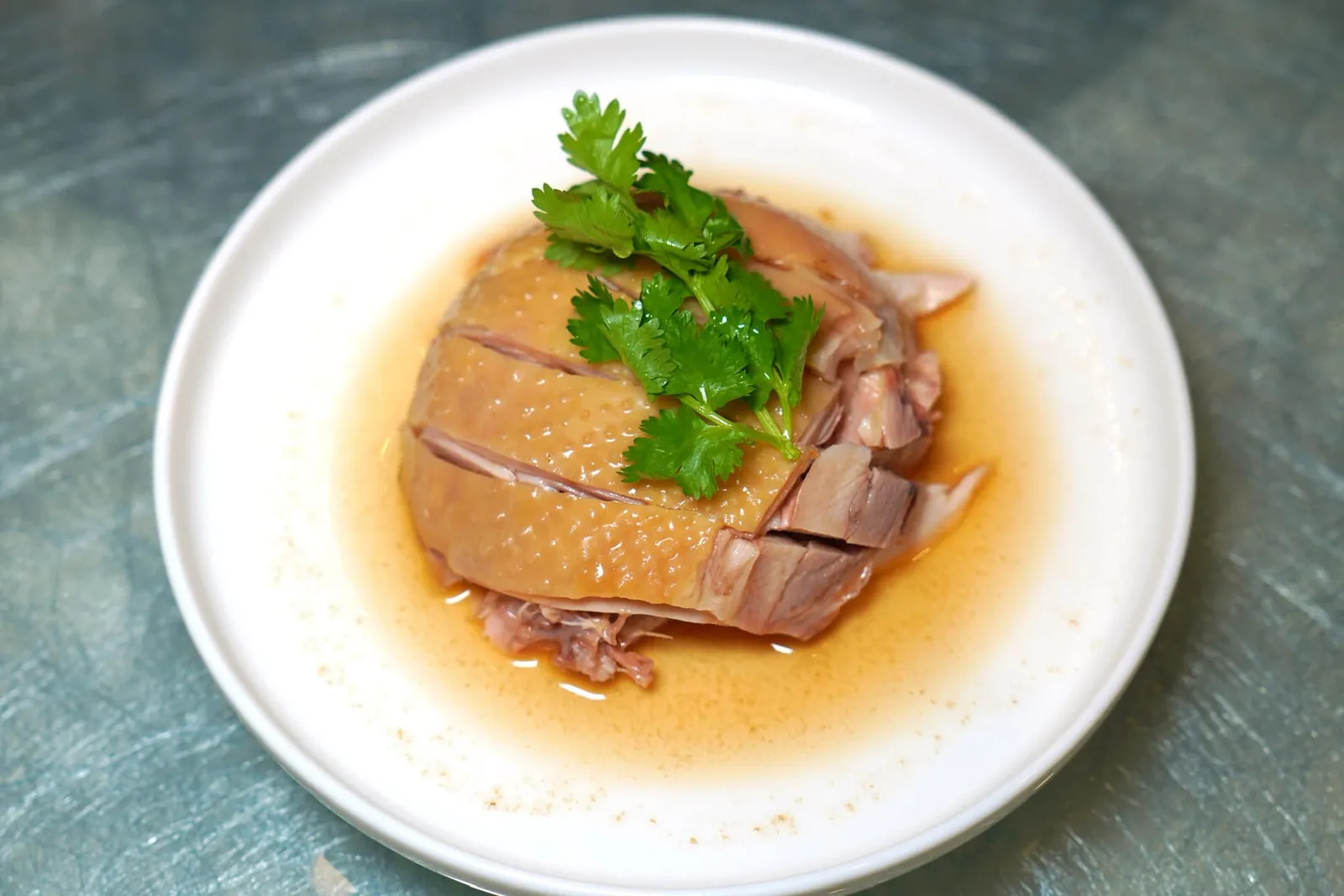 阿元香草鸡 (12.8 SGD++) Ah Yuan Fragrant Herbal Chicken เมนูไก่สูตรลับของอาหยวนที่ได้จากการนำเนื้อไก่ไป Slow-Cooked กับซุปที่ขึ้นจากสมุนไพรรวมกัน 8 ชนิดโดย 3 ใน 8 อย่างที่ทางร้านเผยสูตรออกมาคือ Fennel, Cinnamon และ Angelica เนื้อไก่มีความเฟิร์มแต่ไม่กระด้างในขณะที่ส่วนหนังมีความหนึบในระดับที่พอเหมาะช่วยเรียกความสดชื่นก่อนเข้าสู่อาหารจานหลักได้เป็นอย่างดี (14/20)