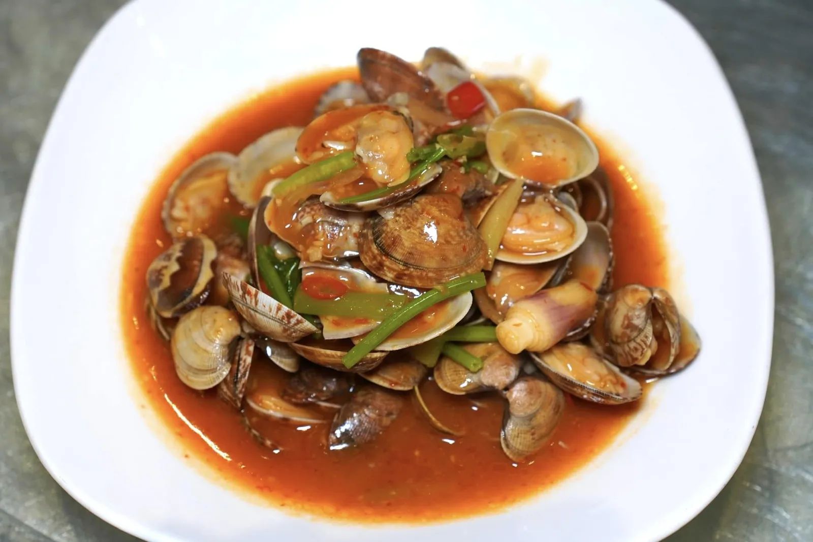 辣汁花蛤 (16.8 SGD++) Stir-fried Chili Clams จานนี้ทางร้านตั้งใจนำเสนอรสชาติอาหารของภูมิภาคเอเชียตะวันออกเฉียงใต้โดยการนำหอยลายมาผัดกับต้นหอมและซอสพริกสูตรพิเศษที่ทางร้านเตรียมเอง หอยทักชิ้นมีความสุกที่พอเหมาะสังเกตจากเนื้อสัมผัสที่นุ่มหนึบไม่สุกเกินไปจนหดตัวในขณะที่ซอสพริกเผาก็ให้รสชาติเผ็ด ๆ มัน ๆ พอดิบพอดี (13/20)