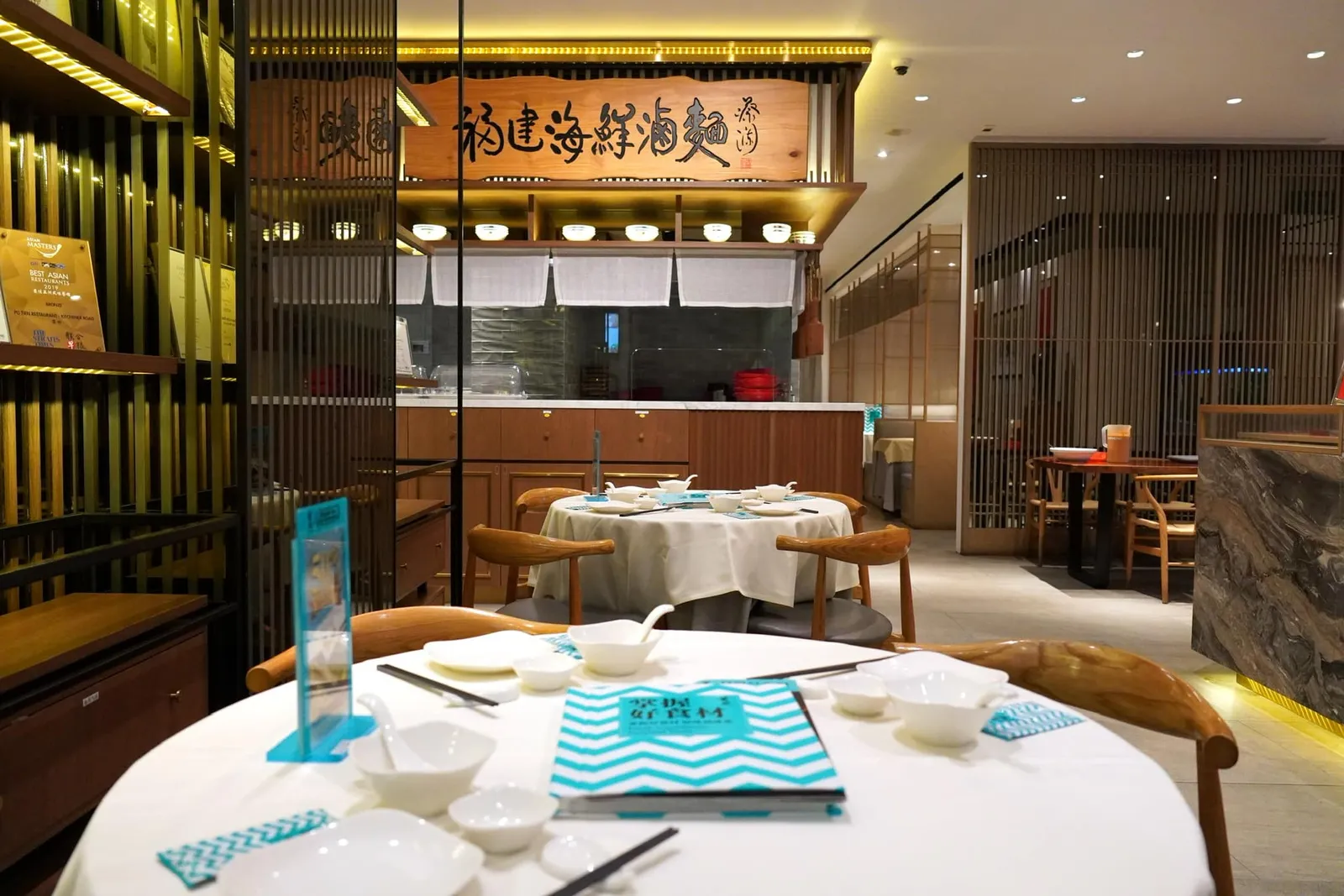 ลูกค้าสามารถเลือกชิมอาหารแบบ À La Carte ได้ตามใจชอบโดยทางร้านได้เขียนรายละเอียดเกี่ยวกับแต่ละเมนูเอาไว้เป็นภาษาอังกฤษชัดเจน นอกจากนี้ยังมี Set Menu ที่ใช้ชื่อว่า First Class Lunch ในราคาเริ่มต้นที่ 78 SGD++/5 จานสำหรับลูกค้า 2 คนไปจนถึง 448 SGD++/10 จานสำหรับลูกค้า 10 คนและ Star Dinner Set Menu ในราคาเริ่มต้นที่ 108 SGD++/7 จานสำหรับลูกค้า 2 คนไปจนถึง 778 SGD++/12 จานสำหรับลูกค้า 10 คน