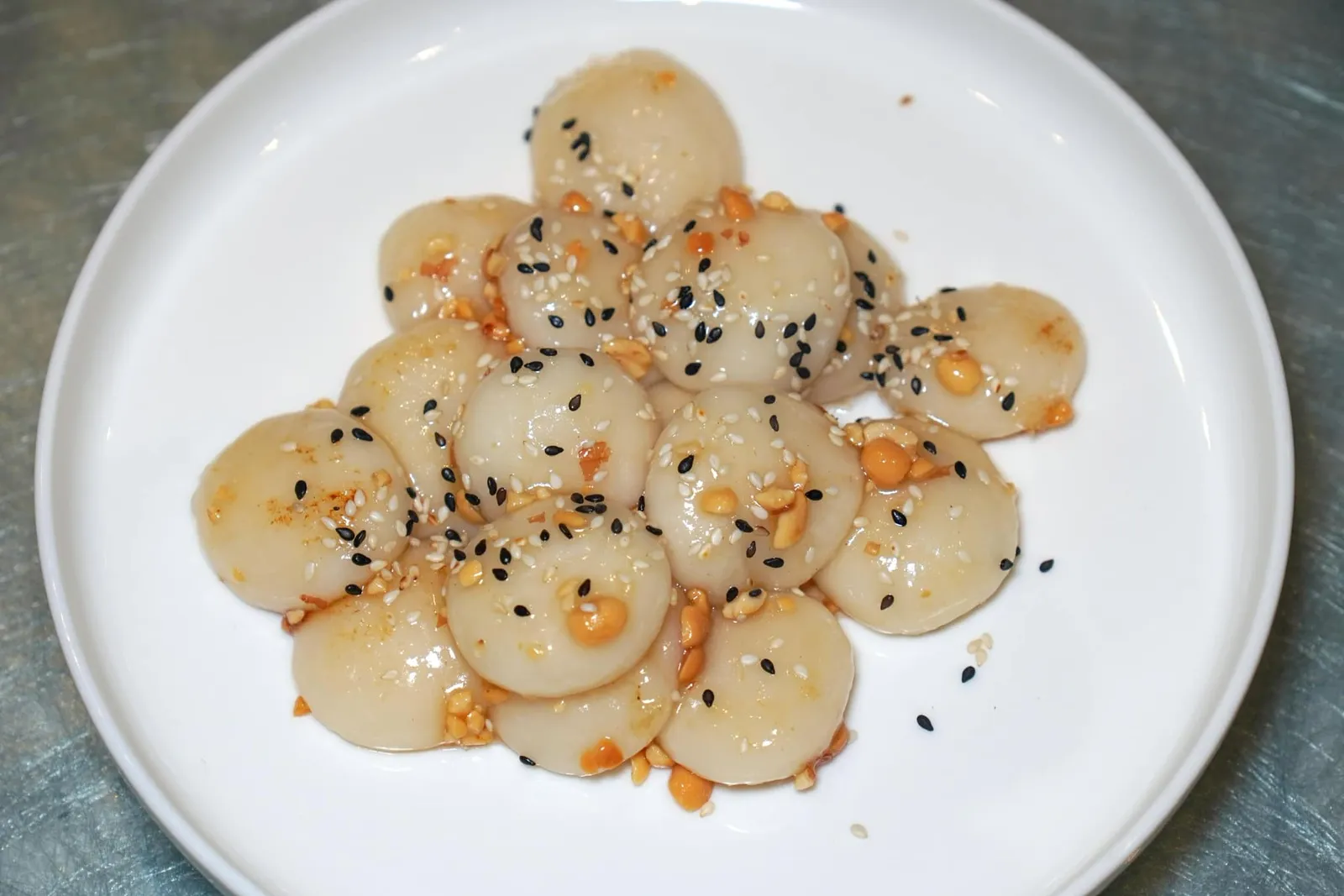 香甜金钱粿 (13.8 SGD++) Glutinous Rice Dessert Rice Cakes นุ่ม ๆ หนึบๆ เสิร์ฟมาร้อน ๆ คลุกเคล้ากับงา เมล็ดถั่ว และน้ำผึ้งจนได้รสชาติอันแสนจะลงตัว นับว่าเป็นเมนูง่าย ๆ ที่เตรียมออกมาได้ไม่ธรรมดาเลยจริง ๆ (15/20)