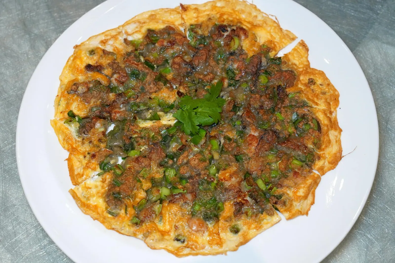 褔建海蛎煎 (18.8 SGD++) Fujian Fried Oyster Omelette มาถึง 1 ใน 10 เมนูพื้นบ้าน Signature Dish ของมณฑล Fujian อย่างไข่เจียวหอยนางรม ไข่เจียวผ่านการทอดมาอย่างดีจนมีความนุ่มได้ระดับไม่อมน้ำมัน ชิ้นหอยมีความนุ่มเข้ากันดีกับเครื่องสมุนไพรต่าง ๆ พนักงานแนะนำให้รับประทานกับซอสพริกสูตรพิเศษของทางร้านเข้ากันได้ลงตัวมาก ๆ (14/20)