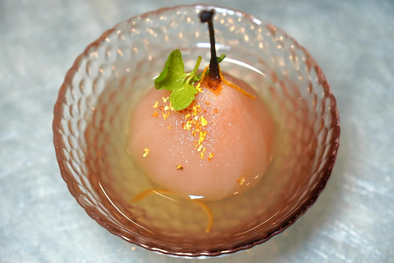 桂花陈皮炖害梨 (7.8 SGD++) Double-Boiled Pear with Osmanthus and Aged Mandarin Peel เมนูอาหารหวานคลาสสิคในที่นี้เชฟนำลูกแพร์ไปต้มแบบ Double-Boiled กับดอกหอมหมื่นลี้จนหอมเข้าเนื้อทั้งยังมีเนื้อสัมผัสที่เฟิร์มแต่ไม่แข็งกระด้าง เชฟยังเพิ่มมิติทางทางรสชาติด้วยผิวเปลือกส้มแมนดารินที่ผ่านกระบวนการบ่มจนได้รสขมเบา ๆ พอเป็น Aftertaste อีกด้วย (15/20)
