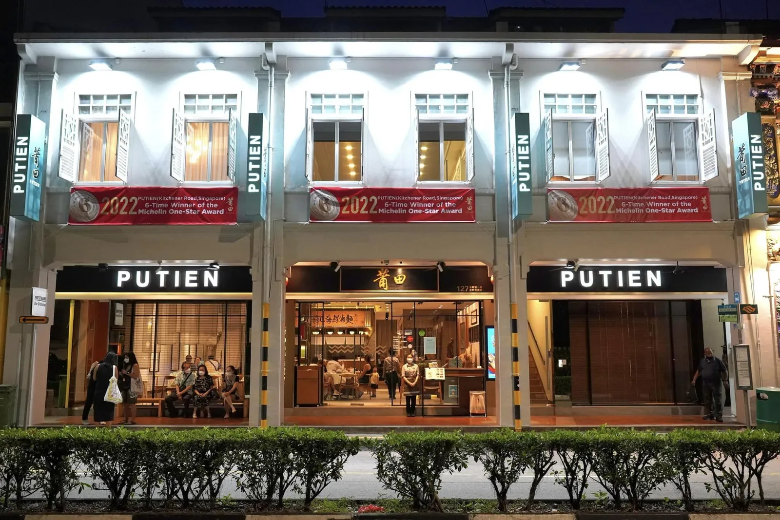 ตัวร้านมองจากข้างนอกจะเห็นเป็นตึกขนาด 3 คูหา
