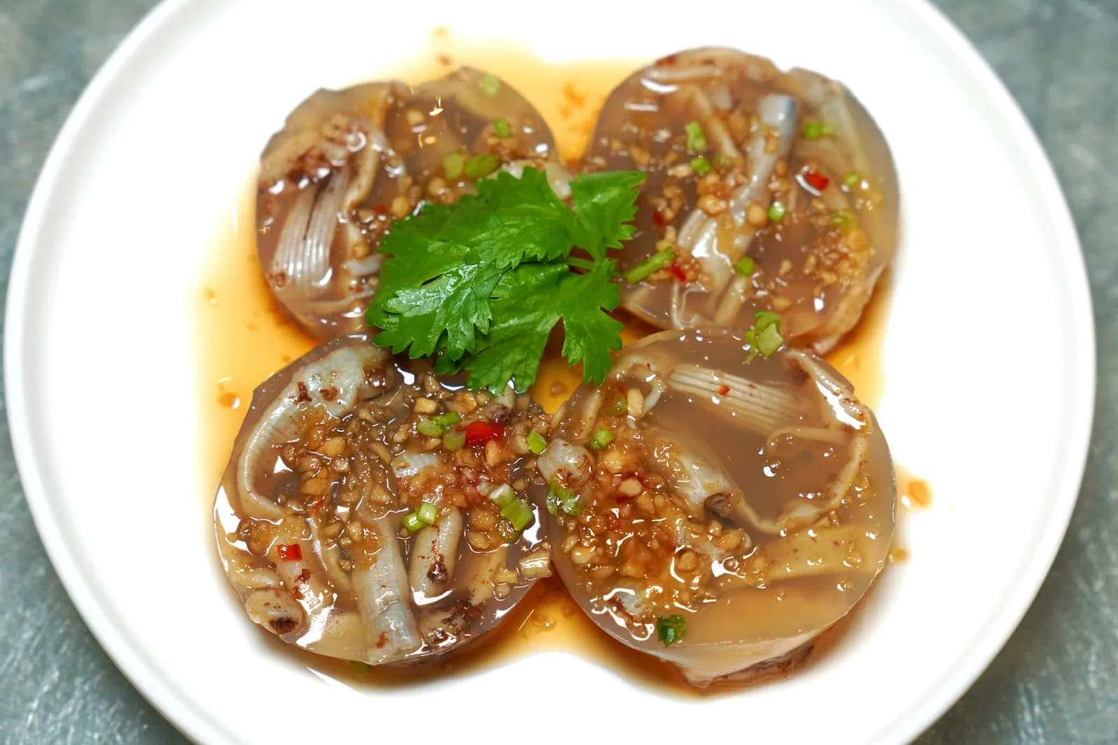 阿溜七笋冻 (9.8 SGD++) Chilled Jello Worms สุดยอดเมนู Delicacies หาชิมยากทั้งยังมีรสชาติอร่อยกว่าหน้าตามากนักคือ Jello Worm หรือหนอนทะเลนำเข้าจาก Xiamen ซึ่งเป็นเมืองริมทะเลในประเทศจีน ถึงชื่อจะฟังดูน่ากลัวแต่จริง ๆ แล้วหนอนทะเลเป็นสัตว์ในกลุ่ม Priapulida มีจุดเด่นคือเนื้อสัมผัสที่นุ่มหนึบคล้ายกันกับ Razor Clam หรือหอยไม้ไผ่แต่มีระดับความนุ่มที่มากกว่าเล็กน้อย ที่ห้องอาหาร Putien จัดทำเมนูนี้กันสด ๆ ใหม่ ๆ ในร้านทุกวันเสิร์ฟมาเป็นเจลลี่แบบเย็นเข้ากันดีกับซอสสูตรพิเศษที่ให้รสชาติทั้งเปรี้ยวหวานเค็มเผ็ด อร่อยจนเป็นหนึ่งในเมนูเด็ดประจำค่ำคืนนี้เลยทีเดียว (16/20)