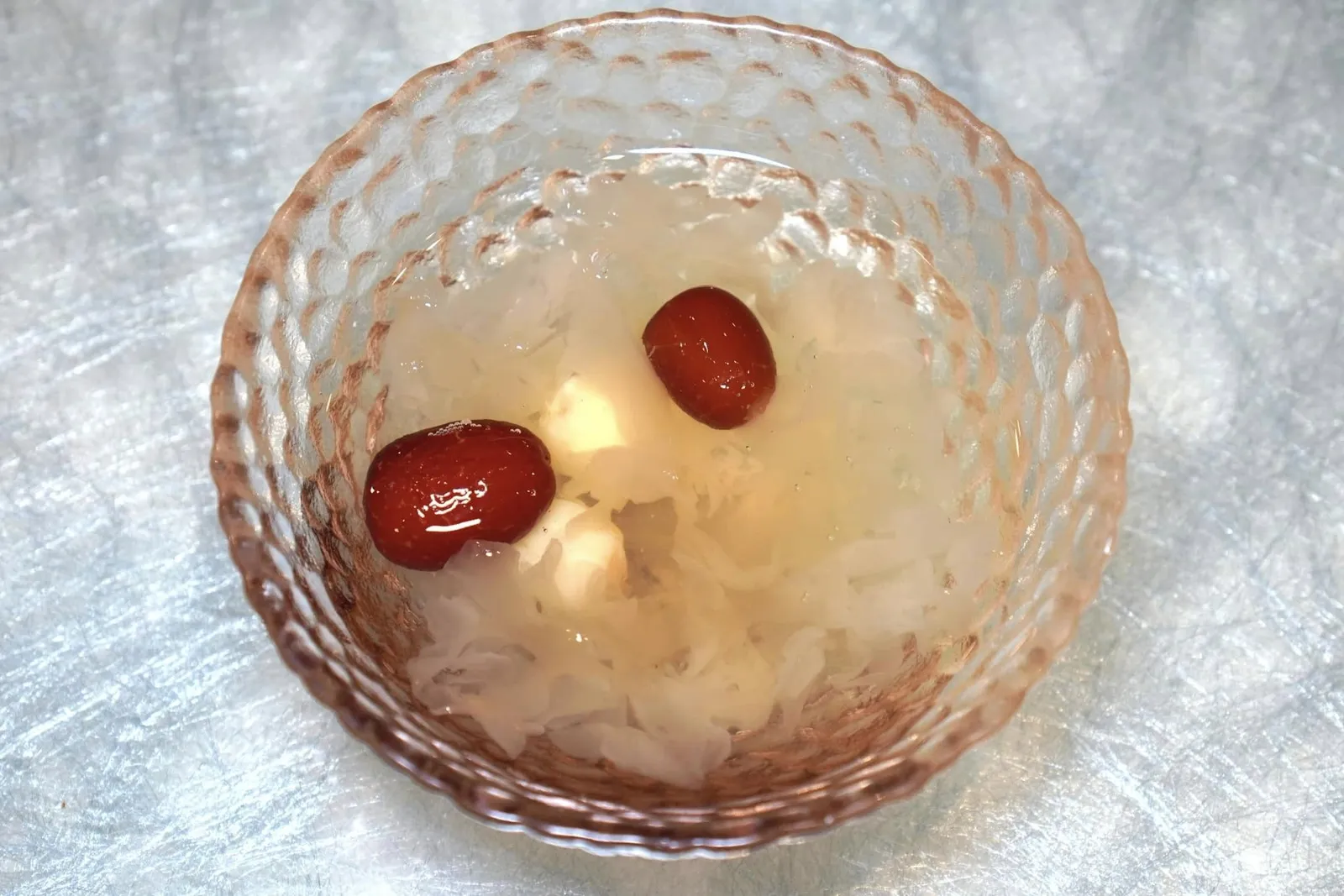 建莲雪耳汤 (6.8 SGD++) Lotus Seed with White Fungus Soup จานนี้ทางร้านนำเสนอเมล็ดบัวจากพื้นที่ Jian Ning แห่งมณฑล Fujian ซึ่งมีจุดเด่นคือเนื้อสัมผัสที่นุ่มกว่าเมล็ดบัวทั่วไปจับคู่กับความกรึบนิด ๆ ของเห็ดหูหนูขาวที่นำมาเตรียมเป็นขนมหวานนั่นเอง (13/20)