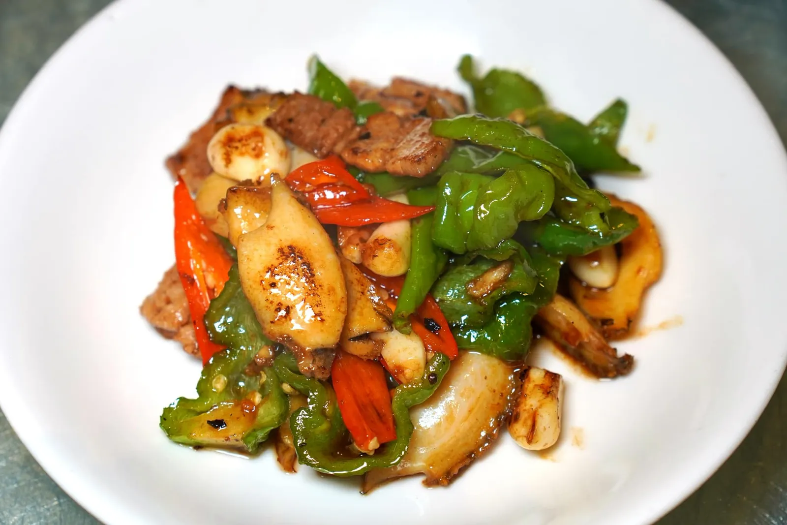 鲍鱼辣椒小炒肉 (28.8 SGD++) Stir-Fried Spicy Abalone and Pork หนึ่งในเมนูที่รสชาติโดดเด่นที่สุดในวันนี้คือเมนูที่เชฟนำเนื้อหมูและหอยเป่าฮื้อไปผัดกับพริกหวาน ต้นหอม และน้ำซอสสูตรลับด้วยไฟแรงจนน้ำซอสให้รสชาติที่เข้มข้น ความนุ่มหนึบของหอยเป่าฮื้อเกิดมิติทางเนื้อสัมผัสกับชิ้นหมูที่ไม่สุกจนเกินไปเสริมด้วยความเผ็ดชาลิ้นแบบเบา ๆ ได้อย่างไร้ที่ติ (16/20)