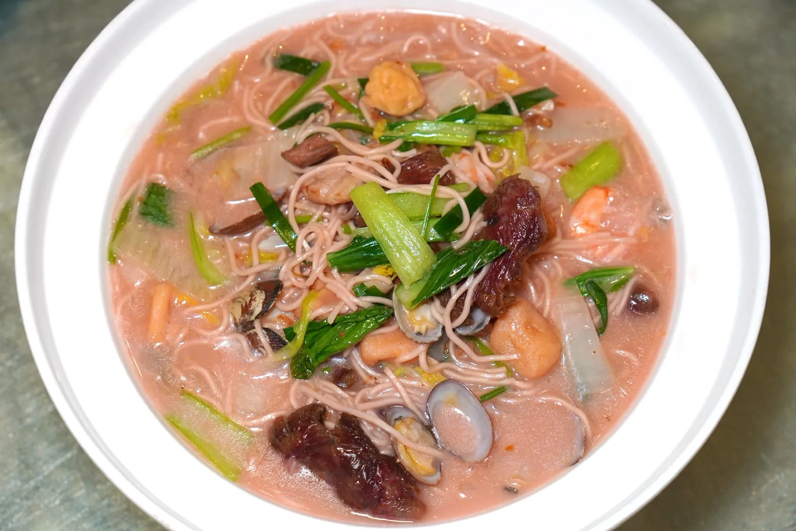 福建红菇海鲜卤面 (33.6 SGD++) Fujian Red Mushroom Seafood Lor Mee สุดยอดเมนู Signature Dish ประจำร้านเพิ่มเติมคือจานนี้เป็นเวอร์ชั่นที่ได้รับการ Upgraded ใหม่แล้วนั่นก็คือ Lor Mee หรือเส้นก๋วยเตี๋ยวที่ตุ๋นจนนุ่มเสิร์ฟมาในน้ำซุปที่ปรุงขึ้นมาจากวัตถุดิบสด ๆ ถึง 14 ชนิดโดยได้สีชมพูอ่อนมาจากเห็ดสีแดงหรือ Wuyi Red Mushroom ที่เก็บจากภูเขา Wuyi ในประเทศจีนทั้งยังมีเนื้อสัมผัสละมุนลิ้นคล้ายกันกับน้ำนม โปรตีนหลักคืออาหารทะเลทุกชนิดปรุงมาได้ระดับที่พอเหมาะตัดกันกับความหนึบของชิ้นเห็ดได้เป็นอย่างดี (15/20)
