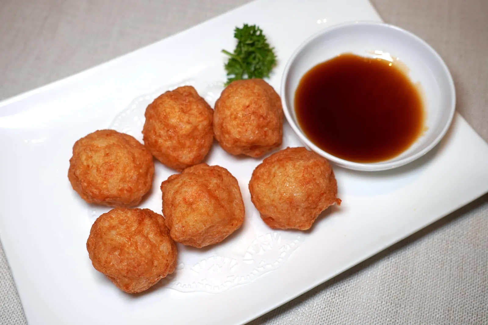 干炸虾枣 (36 SGD++) Deep-fried Minced Prawn Ball ลูกชิ้นกุ้งสับสไตล์แต้จิ๋วอาจเป็นเมนูที่เราคุ้นหน้าคุ้นตากันดีตามร้านก๋วยเตี๋ยวในกรุงเทพแต่ในที่นี้เชฟเลือกใช้เนื้อกุ้งสด ๆ มาเป็นวัตถุดิบหลักแล้วนำลงทอดจนได้สีเหลืองทอง ผิวชั้นนอกกรอบ ส่วนข้างในเป็นเนื้อกุ้งเด้ง ๆ ราชาติหวานละมุน จะรับประทานเปล่า ๆ หรือจับคู่กับซีอิ๊วรสเลิศก็ได้เช่นกัน (15/20)