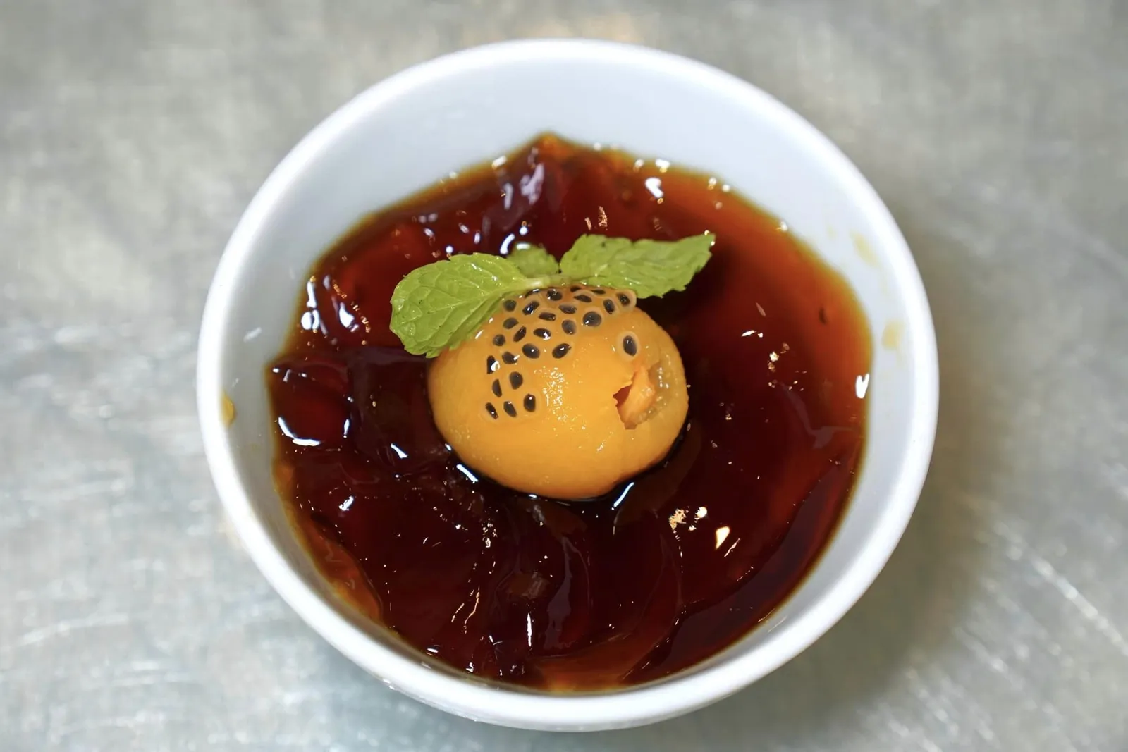 薄荷枇杷冻 (5.8 SGD++) Chilled Loquat in Herbal Jelly ปิดท้ายมื้ออาหารด้วยเมนูขนมหวานอย่างแรกคือ Loquat ผลไม้ในตระกูลมะปรางแช่เย็นท็อปด้านบนด้วยเม็ดแมงลักเสิร์ฟมากับเยลลี่สมุนไพรจีนรสเด็ด (14/20)