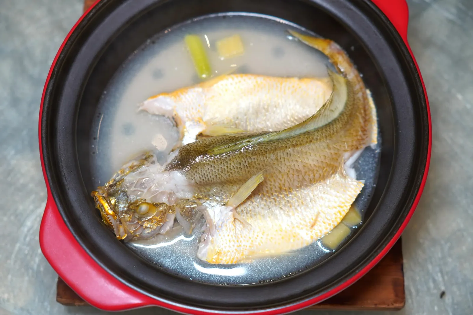 百秒黄花鱼 (16 SGD++) ‘100-Second’ Stewed Yellow Croaker เริ่มต้นด้วยสุดยอดวัตถุดิบแนะนำประจำร้านอย่างปลา Yellow Croaker นำเข้าจากจังหวัด Ningde มณฑล Fujian ประเทศจีนโดยทางฟาร์มจะให้อาหารเป็นปลาขนาดเล็กและกุ้งที่จับจากทะเลเท่านั้น ทั้งยังต้องทำการจับปลาในช่วงเวลาราวเที่ยงคืนอันเนื่องมาจากช่วงเวลานี้เป็นช่วงเวลาเดียวเท่านั้นที่กระเพาะปลา (หรือพูดให้ถูกต้องคือ Swim Bladder) จะออกมามีสีเหลืองทองสวยงาม หลังจากนั้นจึงนำปลาไปแช่ในความเย็นตลอดการขนส่งจนมาถึงที่ห้องอาหาร Putien ในประเทศสิงคโปร์เพื่อรักษาความสดใหม่ สำหรับเมนู Signature Dish จานนี้เชฟคัดเลือกปลา Yellow Croaker ที่มีขนาด 180-200 กรัมเท่านั้นไปตุ๋นกับขิงและต้นหอม โดยมีวัตถุดิบเฉพาะคือ Fujian Aged Wine และ Puning Bean Sauce เป็นระยะเวลา 100 วินาทีพอดิบพอดี เนื้อปลามีความนุ่มละมุนขนาดใช้ลิ้นดันเบา ๆ ก็ละลายไปกับซุป อย่างไรก็ตามตัวปลาในบางส่วนอาจมีก้างค่อนข้างเยอะ น้ำซุปมีอโรมาหอม ๆ จากธรรมชาติของขิงและต้นหอม แนะนำให้ซดตอนยังอุ่น ๆ บอกเลยว่าคล่องคอมากจริง ๆ (15/20)