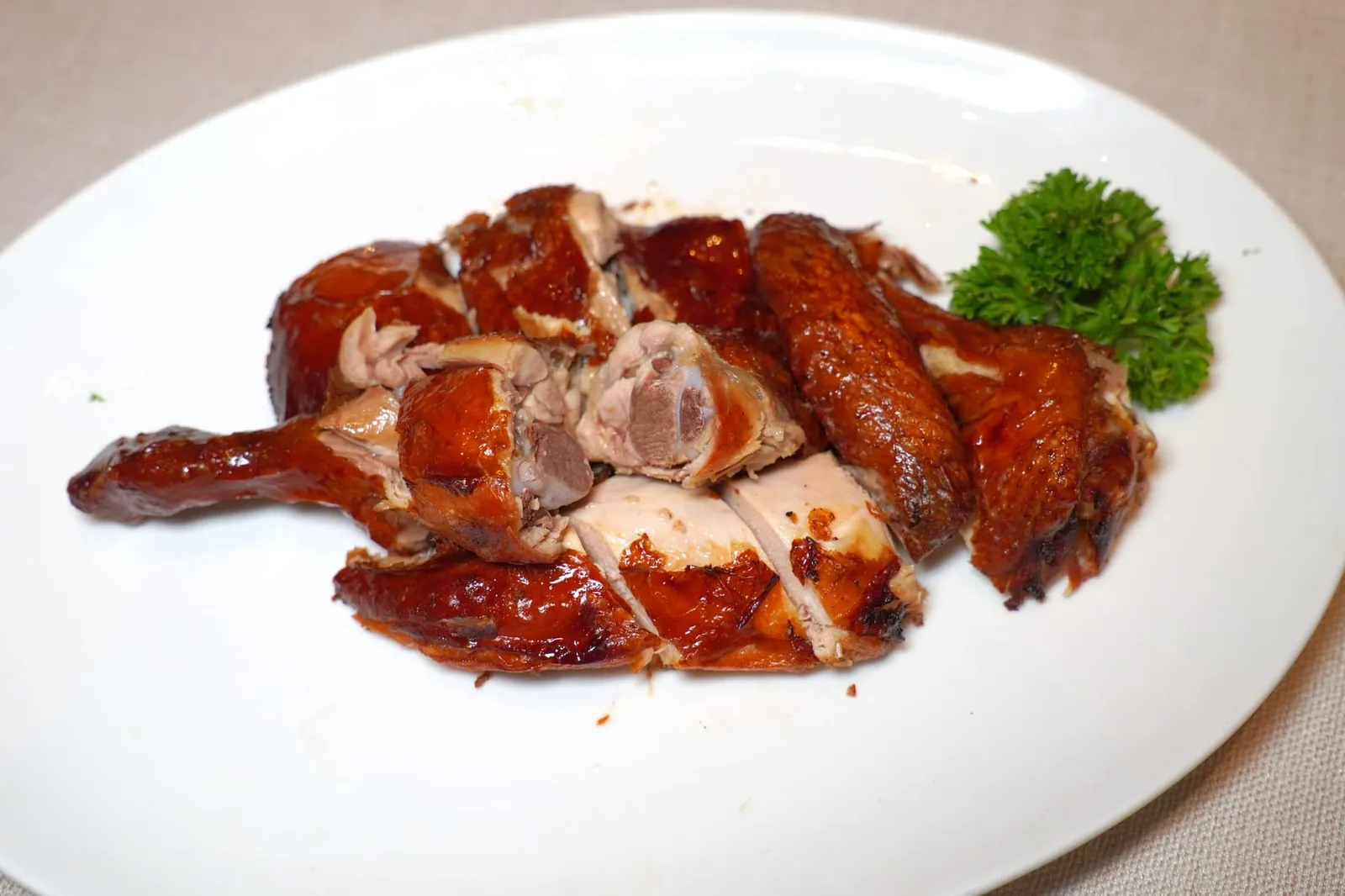烟熏鸡 (半只) (40 SGD++) Smoked Chicken จานนี้เรียกเสียงฮือฮาจากเราได้ตั้งแต่ที่พนักงานยกมาเสิร์ฟอันเนื่องมาจากกลิ่นหอมของการรมควันที่ลอยแตะจมูกมาแต่ไกล เนื้อไก่นุ่มละมุน หนังชั้นนอกกรอบ ในขณะที่กลิ่นควันแทรกอยู่ในทุกอณูของชิ้นไก่ได้อย่างน่าทึ่งถึงแม้เวลาจะผ่านมาสักพักแล้วก็ตาม (15/20)