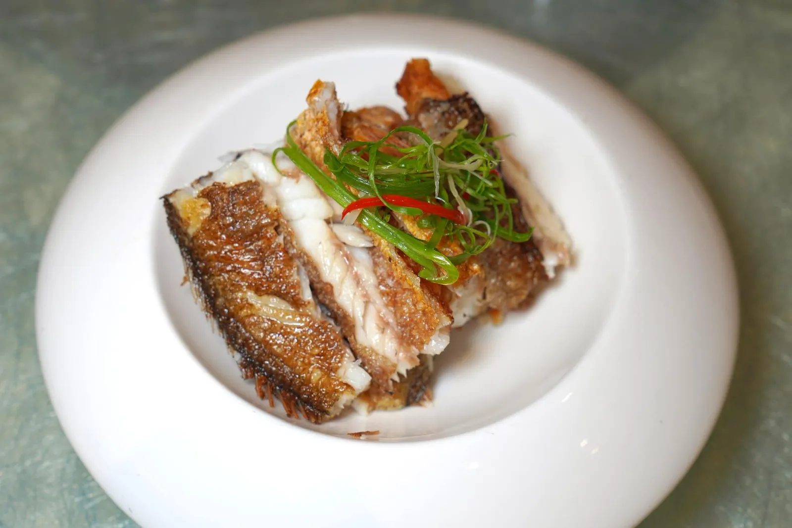 咸香黄花鱼 (14.8 SGD++) Deep-Fried Yellow Croakers อีกหนึ่งเมนูจากปลา Yellow Croaker แต่ในที่นี้เชฟนำปลาขนาดประมาณ 150 กรัมแล่เป็นชิ้นแล้วนำไปทอดกรอบ อย่างไรก็ตามชิ้นก้างที่ค่อนข้างเยอะกับเนื้อสัมผัสที่กรอบอาจทำให้รับประทานลำบากกว่าจานนึ่งอยู่บ้างแต่ก็เหมาะกับการรับประทานเป็นกับแกล้มอยู่เหมือนกัน (13/20)