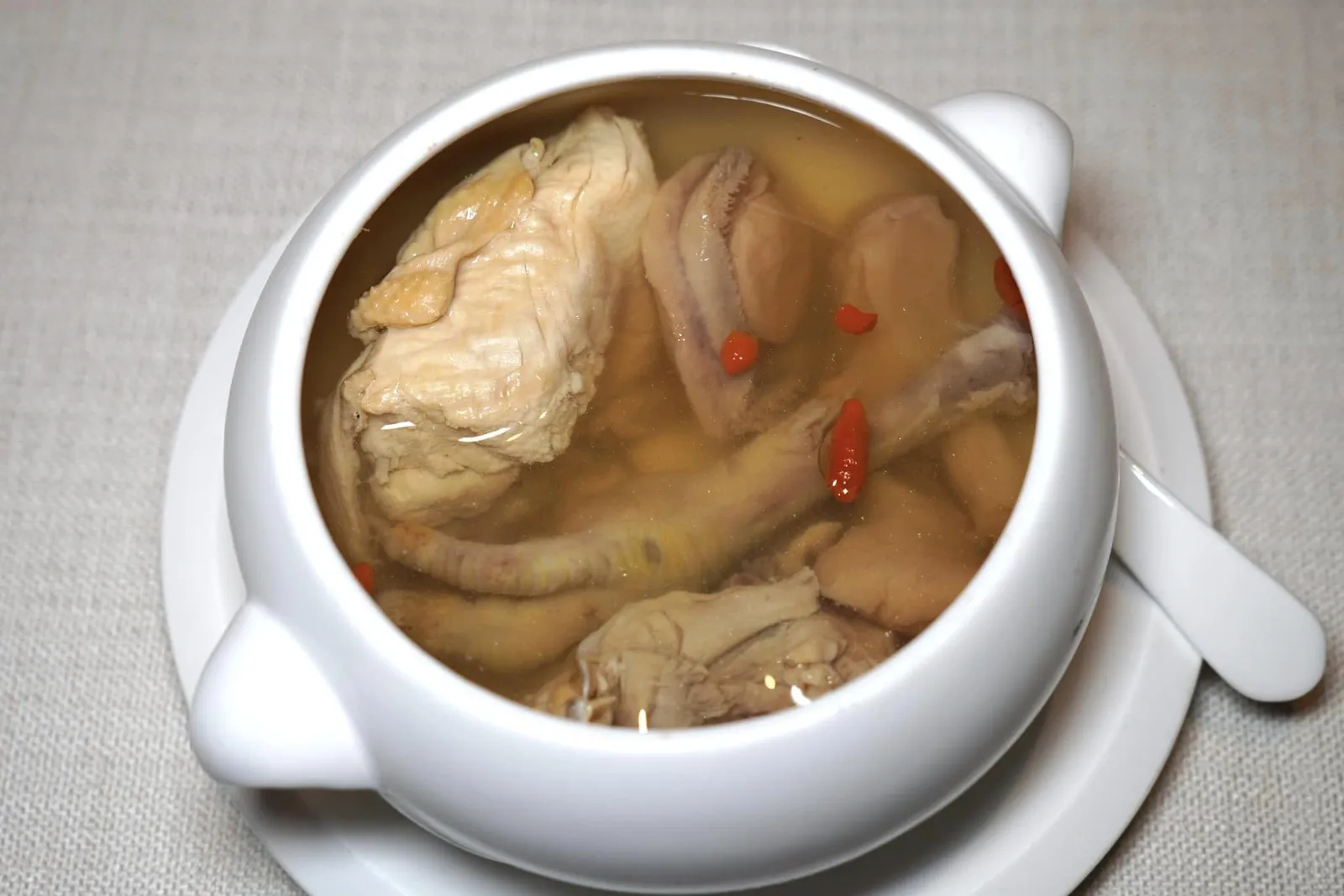 十头汤鲍螺头炖鸡汤 (45 SGD++) Double-boiled Chicken Soup with 10 Head Fresh Abalone & Sea Whelk ถัดมาคือเมนูซุปไก่ที่ผ่านการต้ม 2 ครั้งหรือ Double-boiled จนได้น้ำซุปรสชาติเข้มข้น มีกลิ่นหอมทะเบจากหอยเป่าฮื้อ ชิ้นหอยนุ่มหนึบ เสริมด้วยรสเปรี้ยวเบา ๆ ของเมล็ดเก๋ากี๊ (หรือโกลจิเบอร์รี่) นอกจากนี้เนื้อไก่และตีนไก่ที่ใส่มาก็ยังละมุนไม่แพ้กัน (14/20)