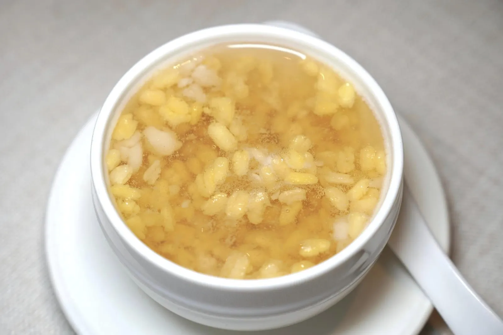 马蹄绿豆爽 (8 SGD++) ‘Tao Suan’ Soup Green Bean & Chestnut ปิดท้ายด้วยเต้าส่วนที่สามารถเซ็ตมาตรฐานให้กับนักชิมได้ทราบถึงเต้าส่วนคุณภาพดี เมล็ดถั่วเหลืองมีความกรึบแต่ไม่กระด้าง น้ำซุปรสชาติหวานกลมกล่อมโดยมีความหนา (Thick Body) พอประมาณแต่ไม่ถึงกับเหนียวจนยืดออกอย่างที่พบเจอได้ในบ้านเรา (14/20)