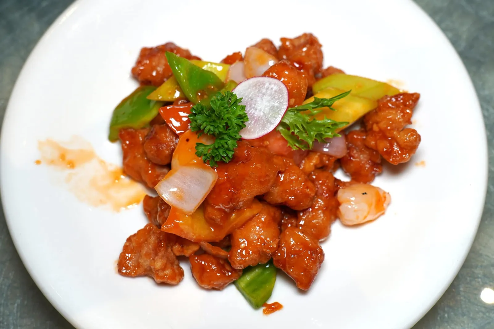 莆田荔枝肉 (16.8 SGD++) PUTIEN Sweet & Sour Pork with Lychees เมนูพื้นบ้านจากมณฑล Fujian ที่ได้รับความนิยมไปทั่วโลกไม่เว้นแม้แต่ประเทศไทยคือหมูผัดเปรี้ยวหวานโดยในที่นี้ชิ้นหมูยังคงความกรอบนอกและฉ่ำในโดยมีรสชาติเปรี้ยวหวานบาลานซ์กันมาอย่างพอเหมาะลงตัวทั้งยังเสริมด้วยรสหวานและกลิ่นหอมของลิ้นจี่อีกด้วย (14/20)