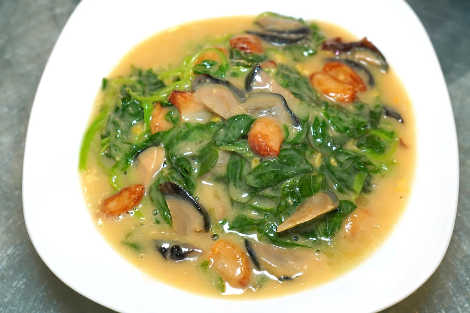上汤时蔬 (16.8 SGD++) Seasonal Vegetables in Superior Stock จานที่ทุกคนบนโต๊ะพร้อมใจลงมติกันอย่างเป็นเอกฉันท์ว่าอร่อยเกินความคาดหมายมาก ๆ คือ Chinese Spinach หรือผักโขมจีนที่มีความสุกพอดีไร้ที่ติให้กลิ่นเนื้อสัมผัสอันแสนนุ่มละมุน รอบ ๆ คือน้ำสต๊อกระดับ Supreme เข้มข้นผสมผสานกับไข่เยี่ยวม้าและไข่เค็มให้รสชาติอุมามิปนด้วยความเค็มเบา ๆ และเนื้อสัมผัสที่ครบถ้วนลงตัว ขอย้ำอีกครั้งว่าจานนี้ไม่ใช่เมนูผักธรรมดา ๆ ห้ามพลาดที่จะสั่งมาลิ้มลองกันดู (16/20)
