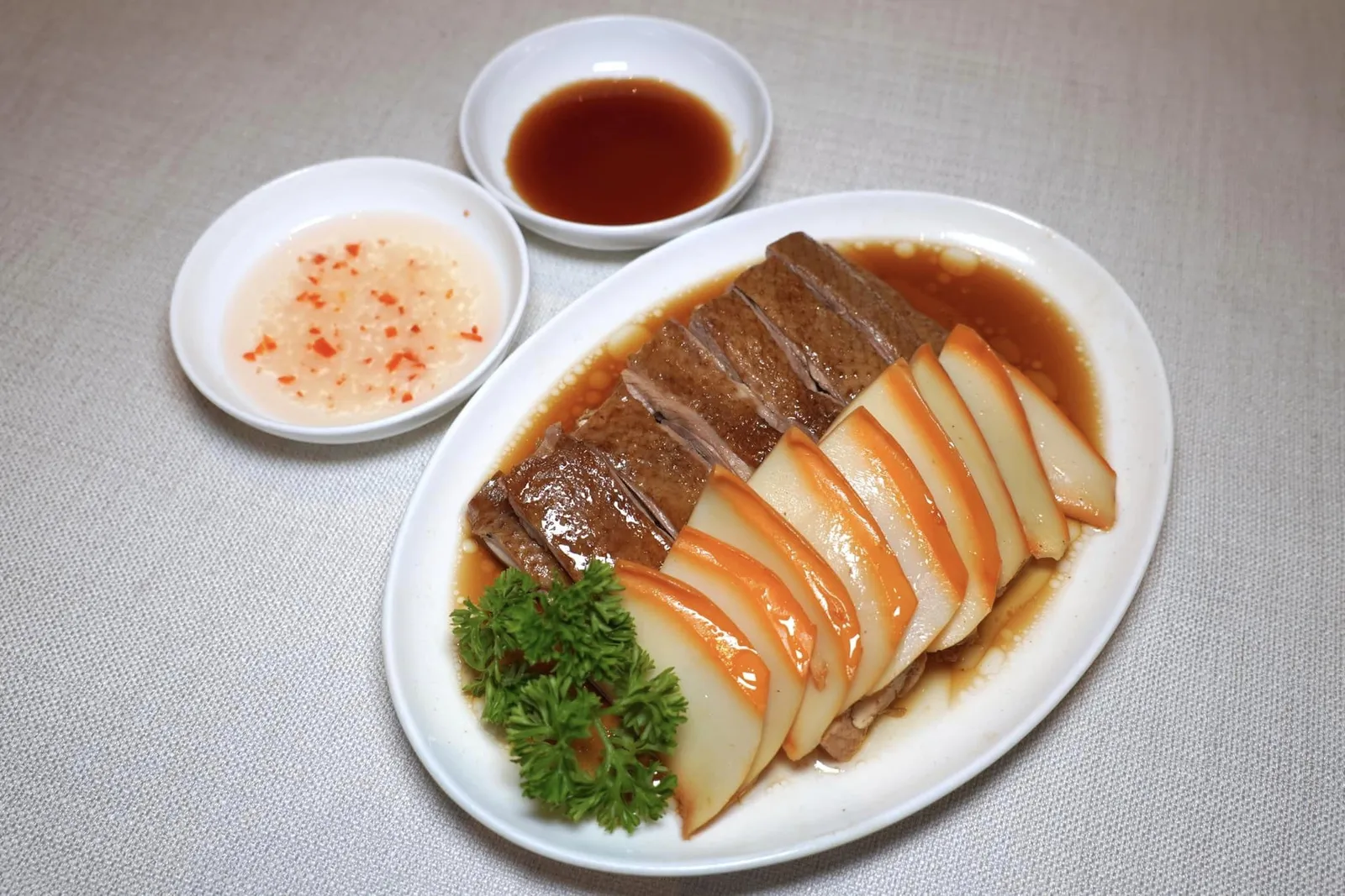 卤水拼盘 (两拼; 卤水墨鱼, 卤水鸭) (28 SGD++) Marinated Combination (Two Kinds; Marinated Cuttlefish, Marinated Duck) เมนูเรียกน้ำย่อยแนะนำของทางร้านคือจานพะโล้ต่าง ๆ ที่มีให้เลือกมากมายทั้งหมึก, ลิ้นเป็ด, ตับและกึ๋นเป็ด, ไส้หมู, ขาหมู, หูหมู, หมูสามชั้น, ตีนและปีกห่าน รวมไปถึงเนื้อเป็ด ลูกค้าจะสั่งแยกเป็นจาน ๆ หรือสั่งแบบรวม 2 ชนิด 28 SGD++, 3 ชนิด 34 SGD++ และ 4 ชนิด 42 SGD++ ก็ได้ ในที่นี้เราเลือกชิมเนื้อเป็ดพะโล้ที่หมักเครื่องเทศมาได้ดีสังเกตจากระดับความนุ่มของเนื้อเป็ดที่แตกต่างจากหนังที่ยังคงความกรึบ ไม่นุ่มจนเละเหมือนเป็ดพะโล้ทั่วไป อีกอย่างคือหมึกพะโล้ที่แม้จะผ่านการหมักมาพักหนึ่งแต่เนื้อสัมผัสยังคงนุ่มเด้ง อร่อยอย่างน่าตกใจ (15/20)
