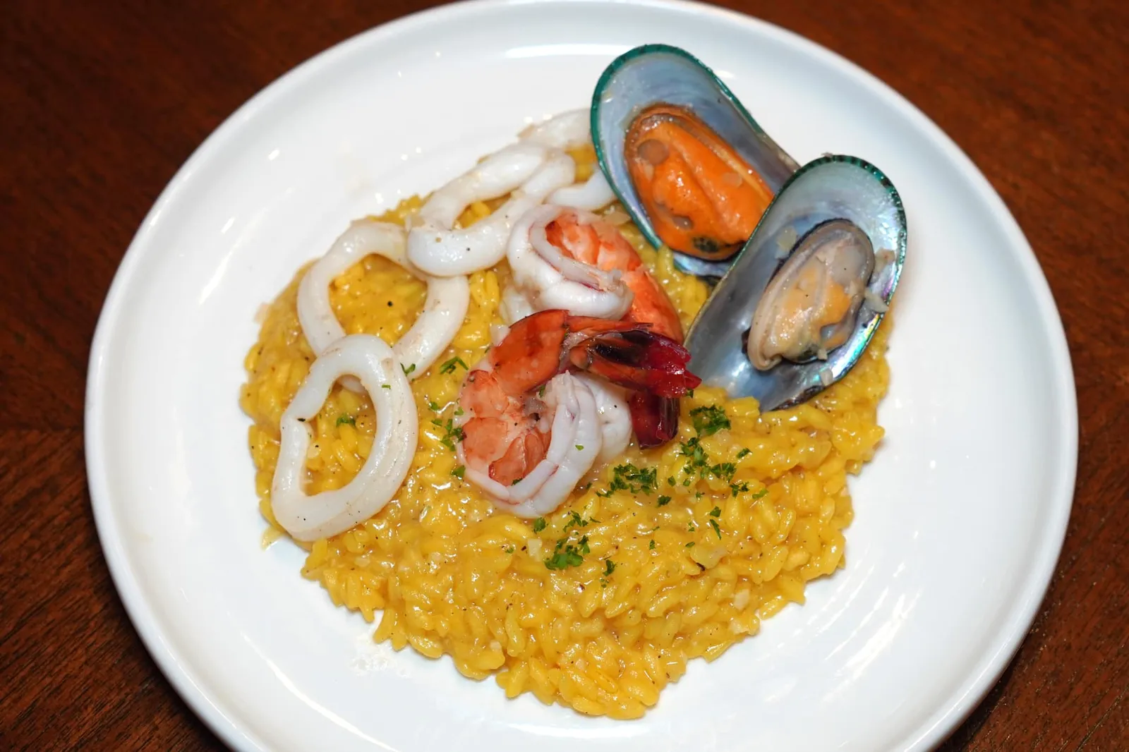 Risotto di Mare (630++) Saffron risotto with fresh seafood and shellfish ข้าว Risotto ที่ได้สีเหลืองมาจากหญ้าฝรั่นหรือ Saffron ท็อปด้านบนด้วยกุ้ง หมึก และหอยแมลงภู่ตัวโต (11/20)