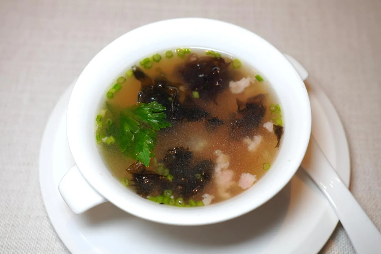 珍珠菜鱼鳔汤 (20 SGD++/p) Fish Maw Soup with Chinese Herbs & Minced Pork จานที่เตรียมออกมาได้น่าตกใจที่สุดในวันนี้คือเมนูบ้าน ๆ อย่างแกงจืดเต้าหู้หมูสับใส่สาหร่าย ตัวแกงให้รสชาติเข้มข้นอุมามิ มีกลิ่นหอมของแต่ละองค์ประกอบบาลานซ์กันได้อย่างน่าทึ่ง สาหร่ายเคี้ยวง่ายไม่เหนียวจนเกินไป หมูสับนุ่มละมุนแตกต่างจากกระเพาะปลาที่มีความหนึบนิด ๆ (15/20)