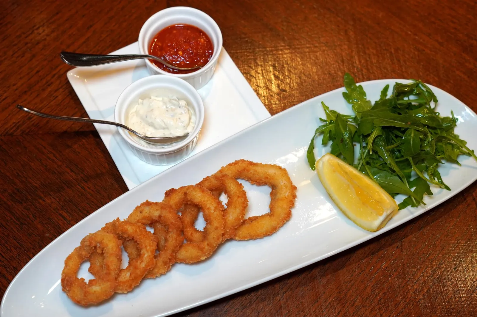 Deep Fried Crispy Calamari (430++) Deep-fried crispy calamari, arrabiata sauce, arugula salad, parmesan shavings, lemon wedge Calamari หรือหมึกวงชุบแป้งทอดกรอบนุ่มหนึบ แป้งด้านนอกไม่อมน้ำมัน ข้างกันคือ Arugula Salad และเลมอนช่วยเพิ่มความสดชื่น ยังมีซอส Arrabiata ที่เชฟเสิร์ฟมาให้จิ้มคู่กันอีกด้วย (11/20)