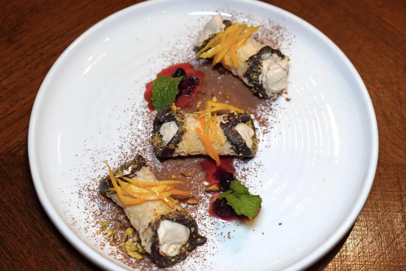 Brio Cannoli (280++) Ricotta cream, mascarpone, mixed berry Cannoli เป็นของหวานคลาสสิคจากหมู่เกาะ Sicily ทางตอนใต้ของประเทศอิตาลีมีลักษณะเป็นแป้ง Puff Pastry ด้านในสอดไส้ Ricotta Cheese Cream หอมมันตัดด้วยรสเปรี้ยวหวานของ Mixed Berry ที่ใส่มารอบ ๆ จาน (12/20)