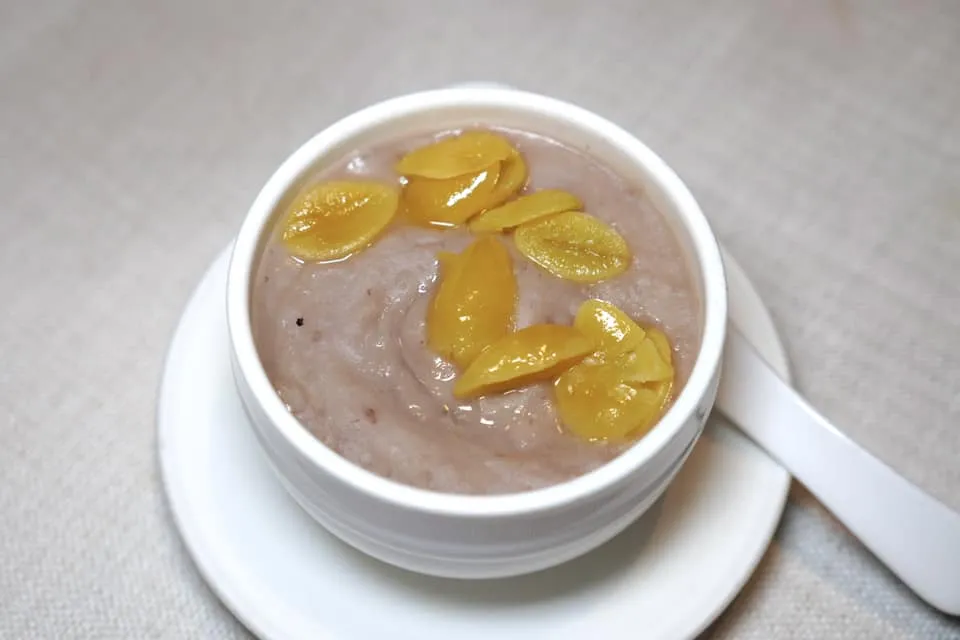 杏汁福果芋泥 (12 SGD++) Mashed Taro with Gingko and Almond Cream เมนูเผือกกวนเนื้อเนียนละเอียดเสิร์ฟมาคู่กับเมล็ดแปะก๊วย ปกติแล้วด้านบนจะมีอัลมอนด์ครีมราดมาด้วยเล็กน้อยแต่ด้วยปัญหาการสื่อสารทำให้พนักงานได้ไม่ราดมาให้ (13/20)